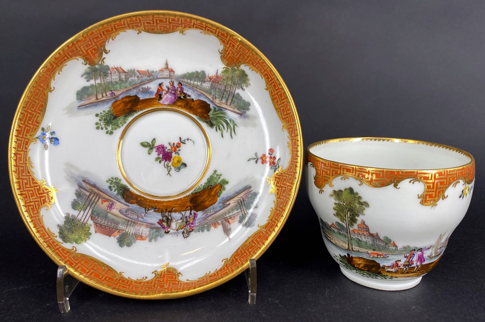 Meissen, Ziertasse mit Untertasse, feine polychrom gemalte Szenen mit galanten Figuren vor Stadt- - Image 4 of 7