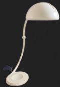 Stehlampe, Martinelli, Luce Serpente, Eierschalenweiß, Altersspuren, H. 125 cm, B. Deckel 53 cm, Fuß