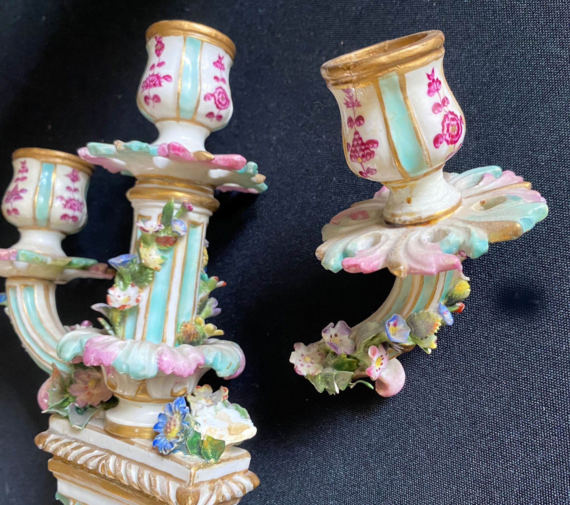 Paar Potpourri-Vasen, Volkstedt und ein dreiflammiger Kerzenleuchter mit polychromer Bemalung und - Image 4 of 8