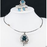 Set mit verschiedenen blauen Steinen / Set with different blue gems: Collier mit Aquamarin und 11