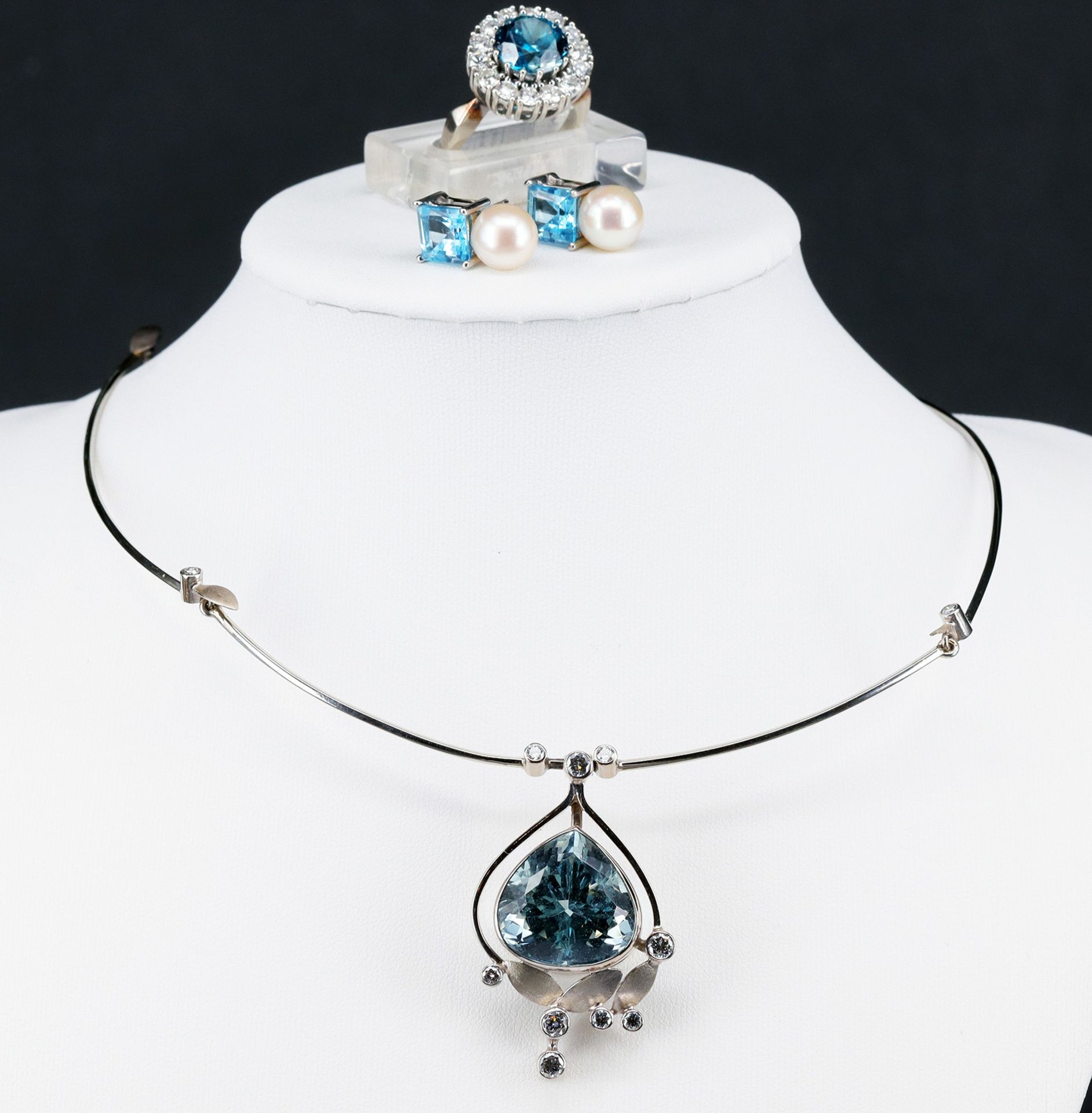 Set mit verschiedenen blauen Steinen / Set with different blue gems: Collier mit Aquamarin und 11