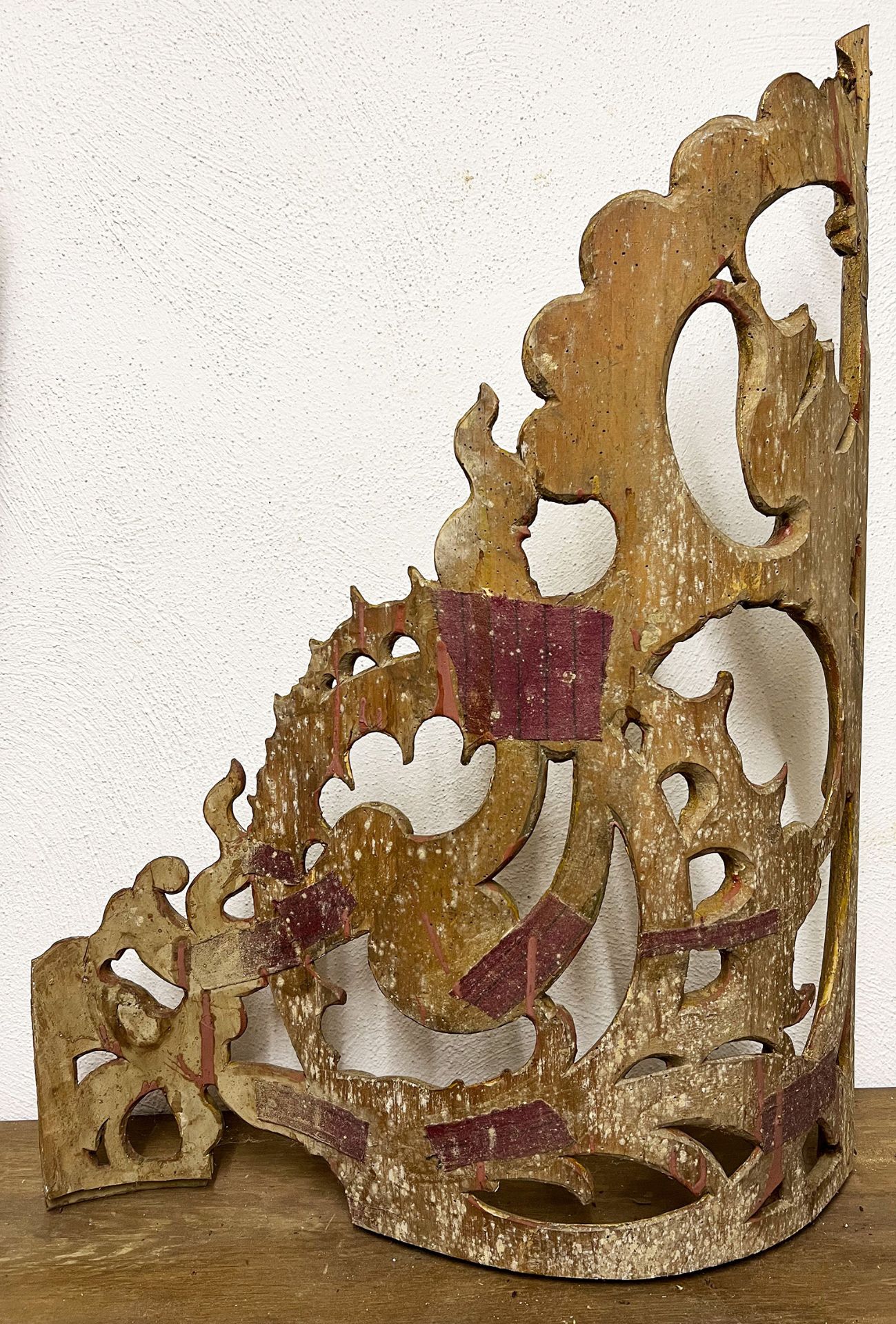 3 große Ornamente/ three large ornaments. 19. Jh., Holz, vergoldet, Altersspuren, teils ergänzt, - Bild 6 aus 7