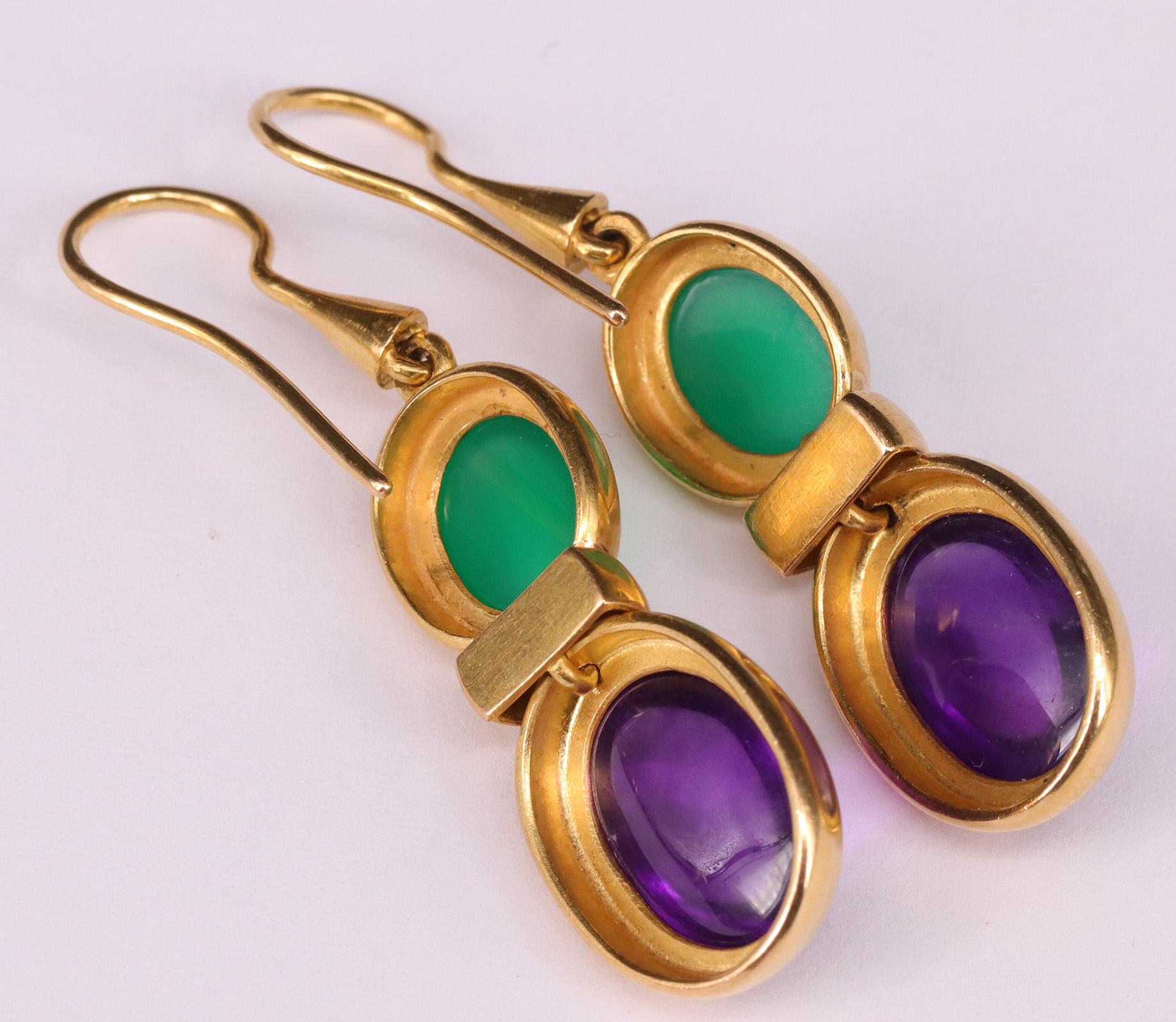 Paar Ohrhänger / pair of earrings. 750er GG, mit Amethyst und Chrysopal (?) Cabochons, L. 5,2 cm - Image 2 of 3