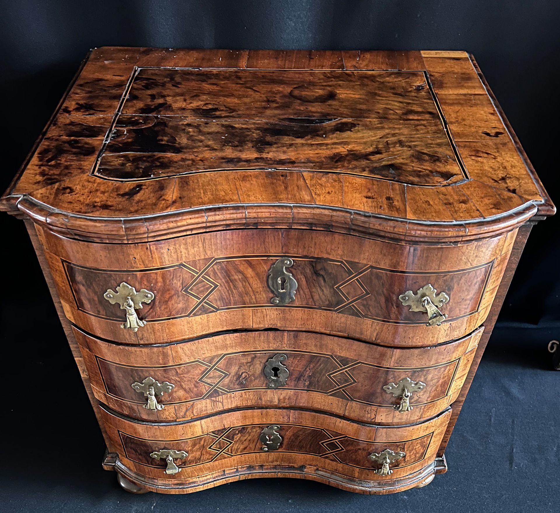 Kleine Modellkommode / Miniature chest of drawers. Barock, 18. Jh., Holz, furniert, mit Intarsien, - Bild 5 aus 5