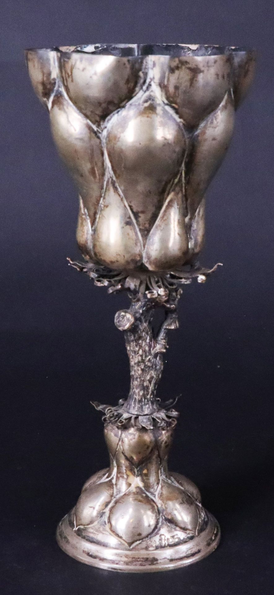 Buckelpokal, Silber, 19. Jh., sechsfach gebuckelter Fuß, schlanker Säulenschaft als Baumstamm mit