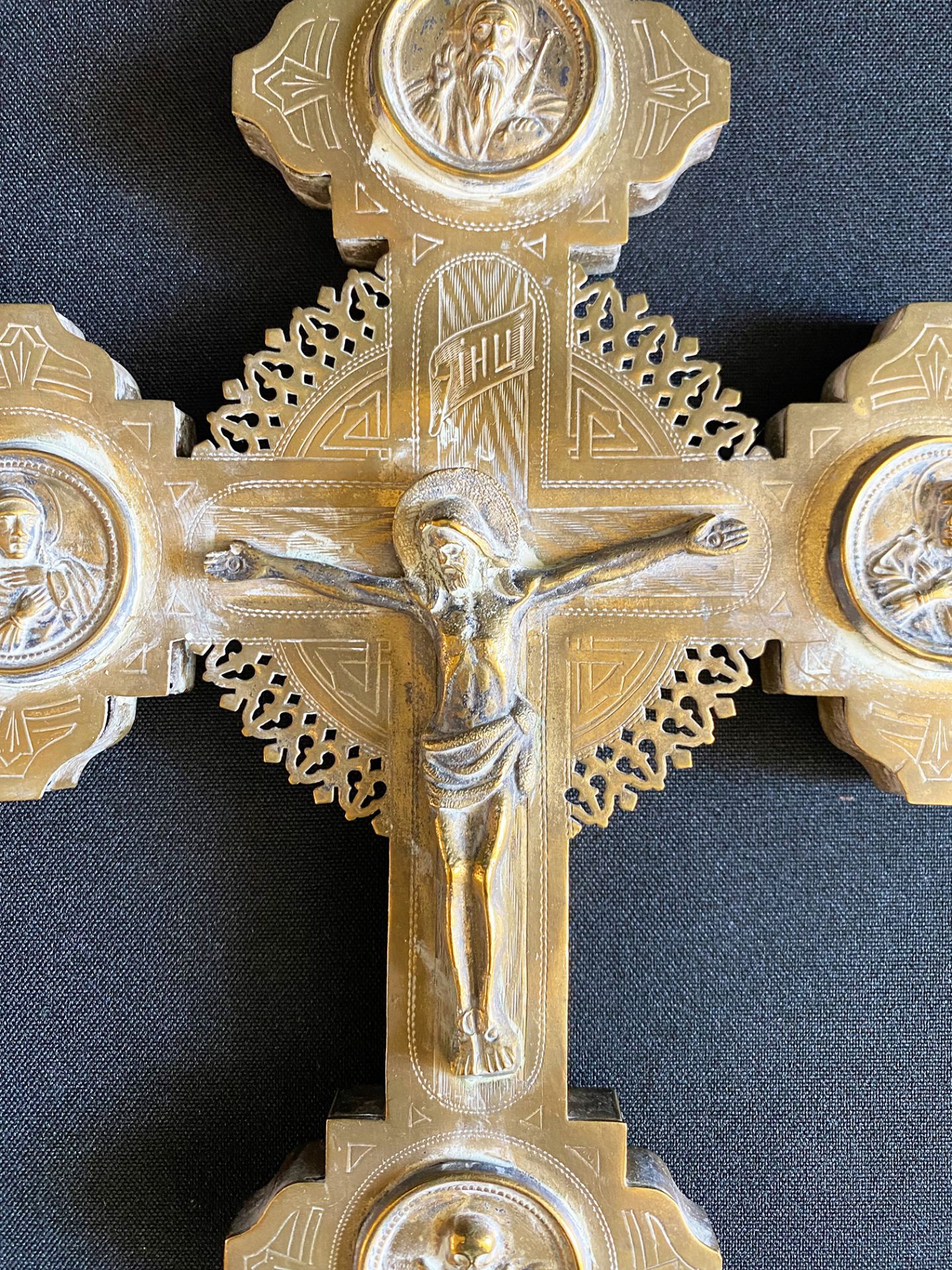 Russisches Kreuz, Metall-Ikone, Messing, Reliefs von Christus am Kreuz und Heiligen sowie - Bild 2 aus 3