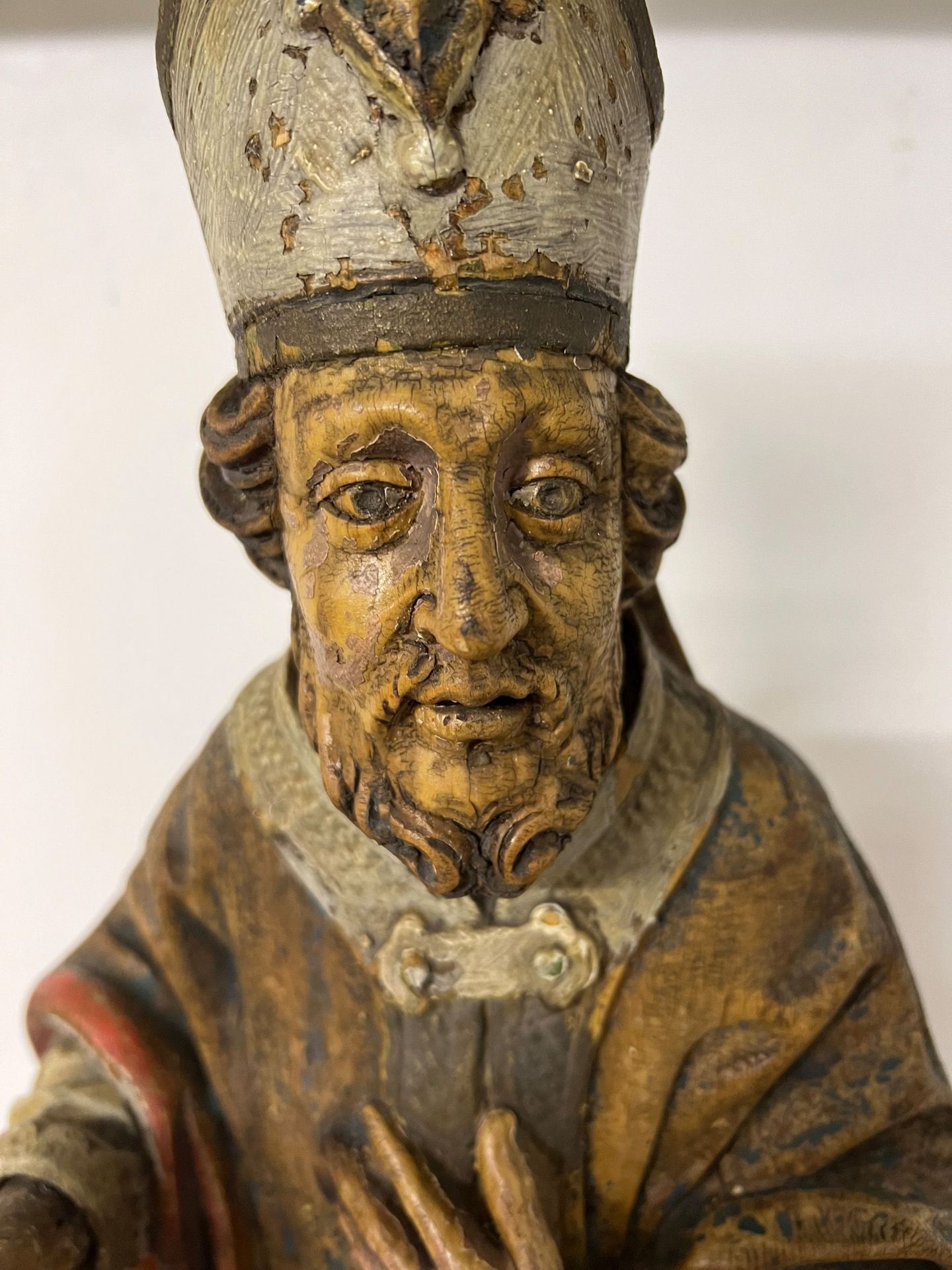 Bischof/ bishop. 18. Jh., Holz, farbig gefasst, mit Hirtenstab (besch.), Altersspuren, H. 66 cm - Bild 4 aus 5