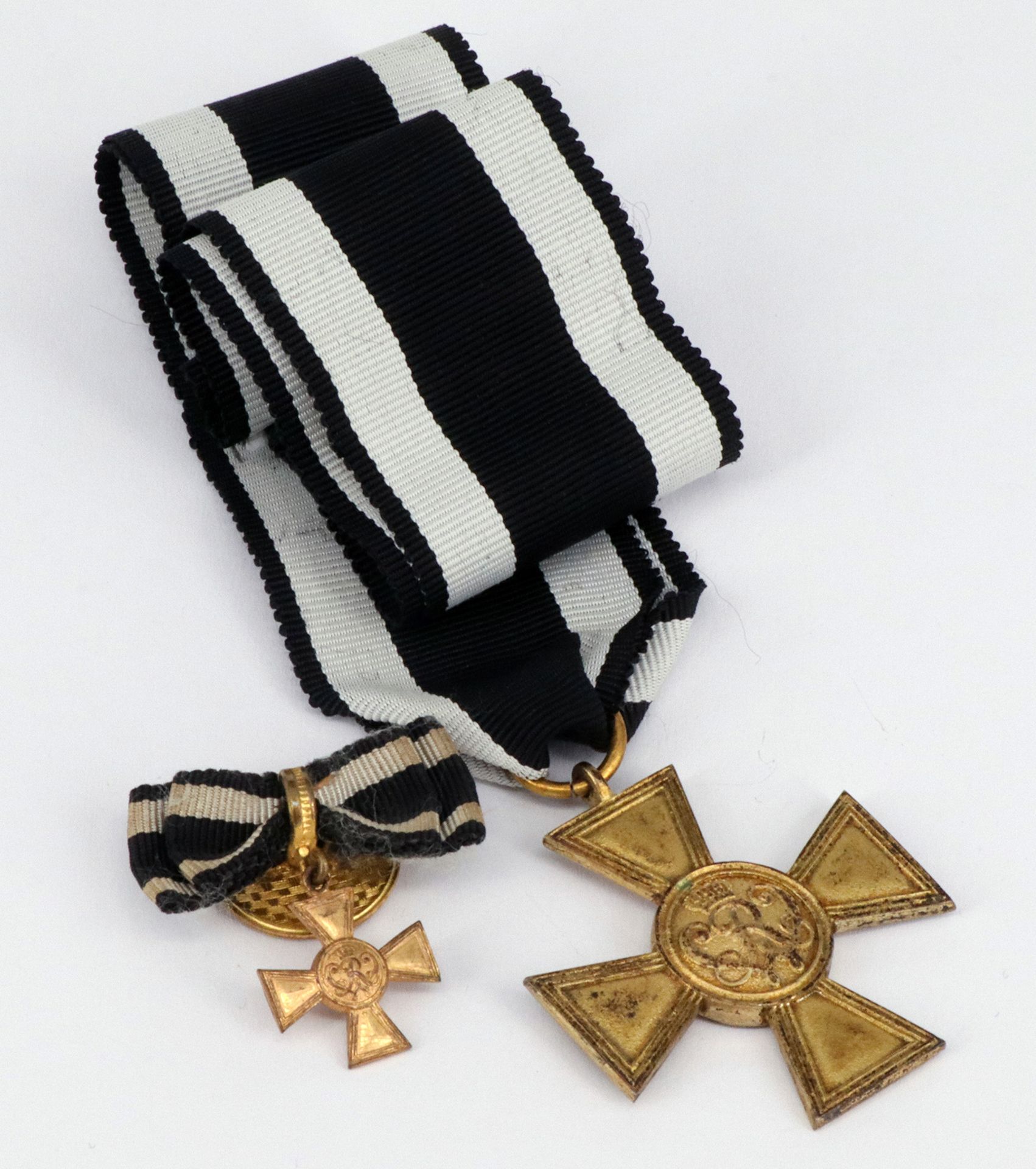 Konvolut: Kriegsverdienstkreuz mit Miniatur und Paar Manschettenknöpfe, Silber, bestehend aus je - Bild 3 aus 4