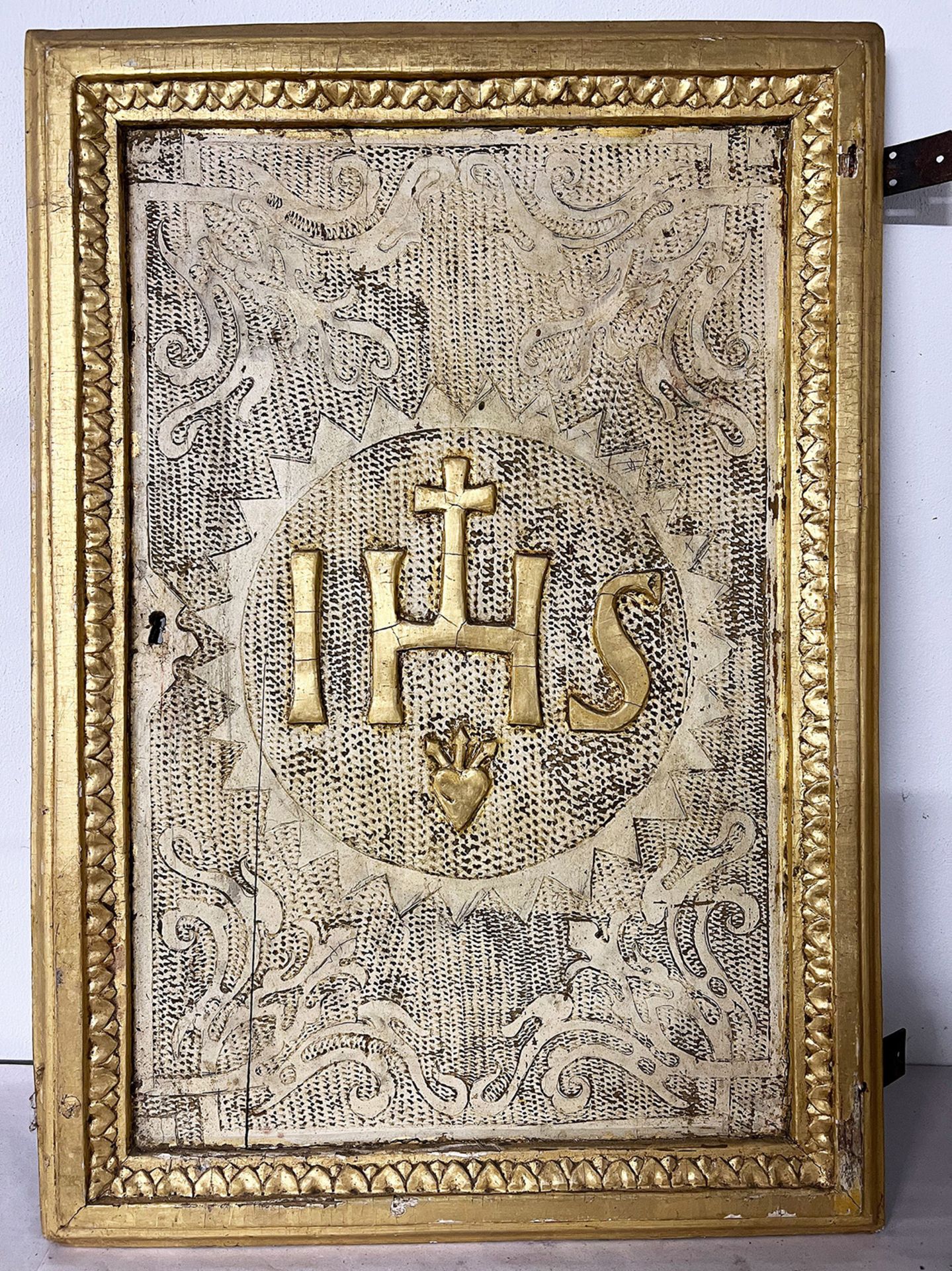 Tabernakeltür mit IHS, diverse Ornamente sowie ein Gemälde mit der Mutter Gottes, Lilie und - Bild 3 aus 3