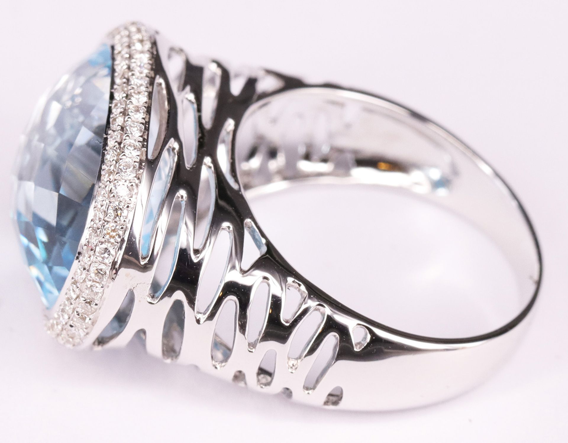 Zwei Damenringe mit hellblauem Topas: breiter Ring mit großem Stein und kleinen Brillianten, 750er - Image 11 of 12