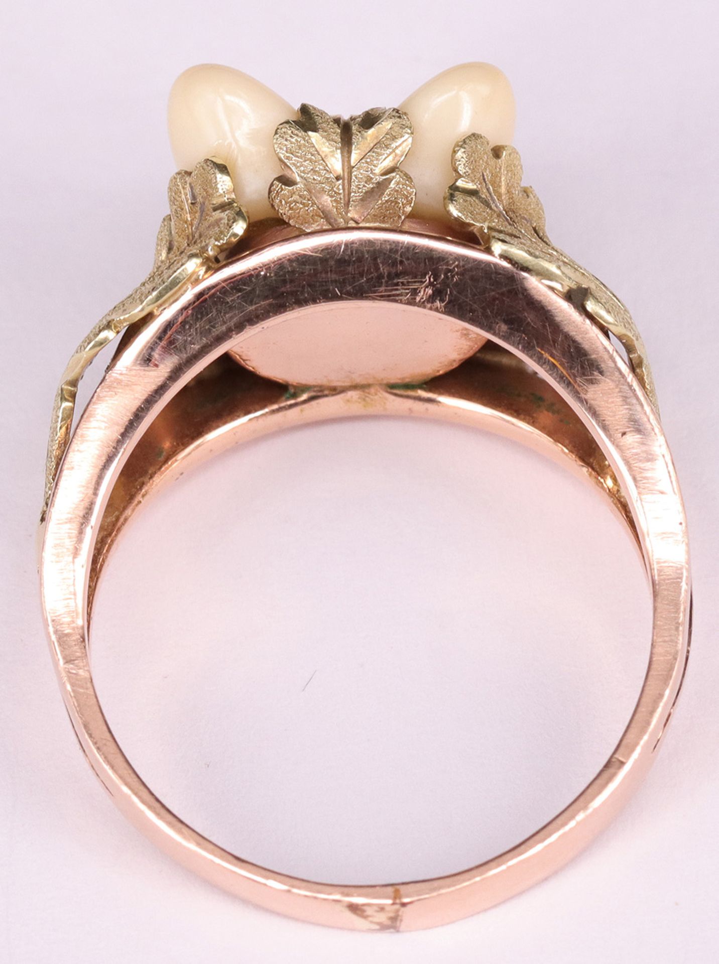 Zwei Goldringe: Ring mit Grandeln und Eichenblättern, 585er GG, RG61, 7,77 g; Ring mit Monogramm " - Image 6 of 8