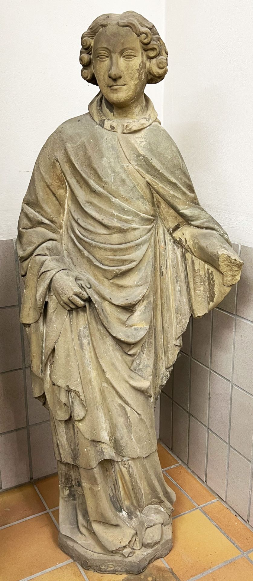 Apostelfigur/ Figure of an apostle. Franken, wohl gotisch, 15. Jh./16. Jh. (?), Sandstein, alte