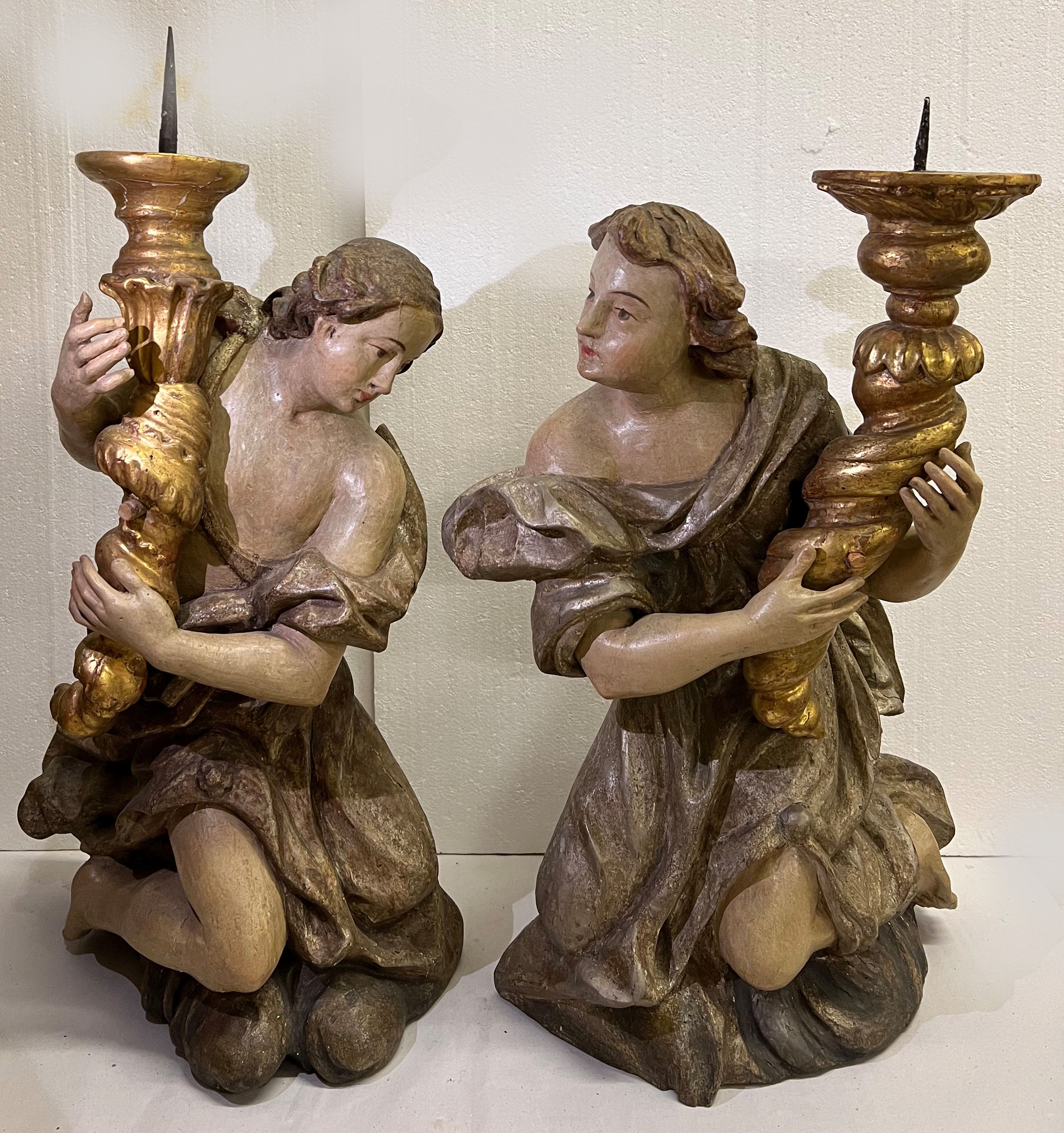 Paar Leuchterengel/ Pair of angel chandeliers. Franken, 18. Jh., teils original Fassung, Inkarnat