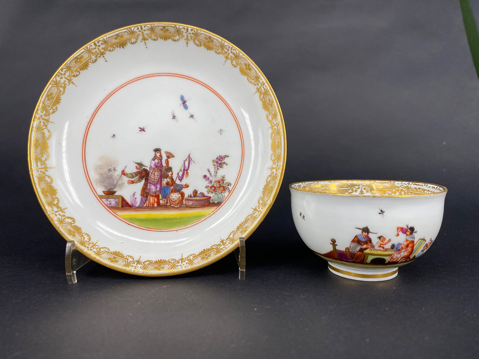 Meissen, Koppchen und Unterschale mit Hoeroldt-Chinoiserien, um 1735/40, um die Wandung, in Fond und - Image 4 of 6