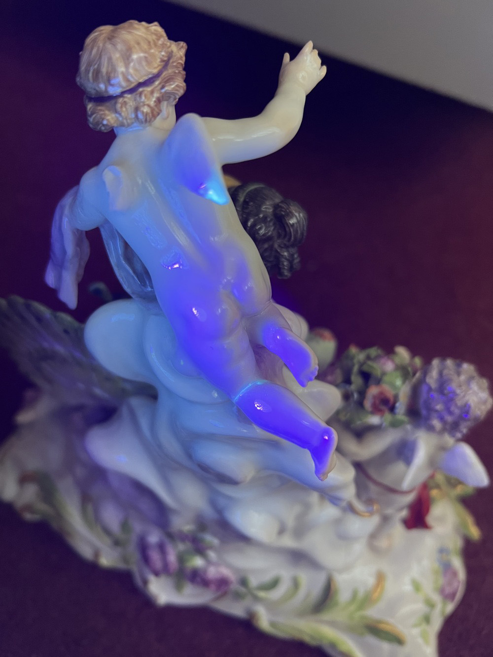 Meissen, allegorische Figurengruppe "Die Luft": Juno mit Pfau, umgeben von Putten, die ihr ein - Image 11 of 11