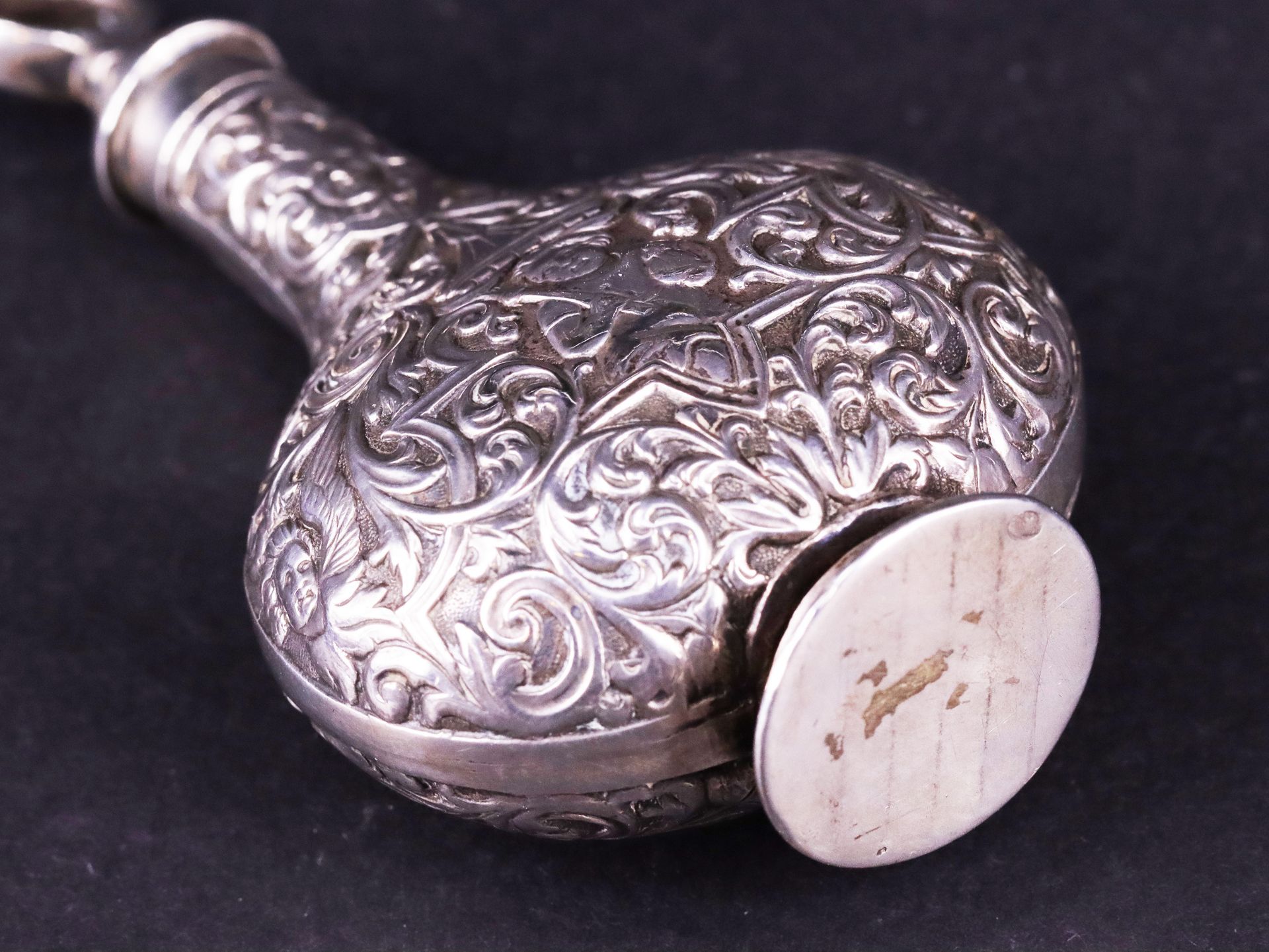 Parfümflakon und Riechdose, Silber: flacher Bauchiger Flakon, auf rundem Stand mit Deckel, mit - Bild 2 aus 3