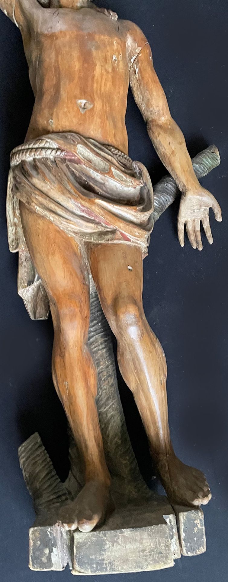 Süddeutsch, 18. Jh. Heiliger Sebastian an einem Baumstamm stehend, Holz. Reste alter Fassung, Pfeile - Image 4 of 5