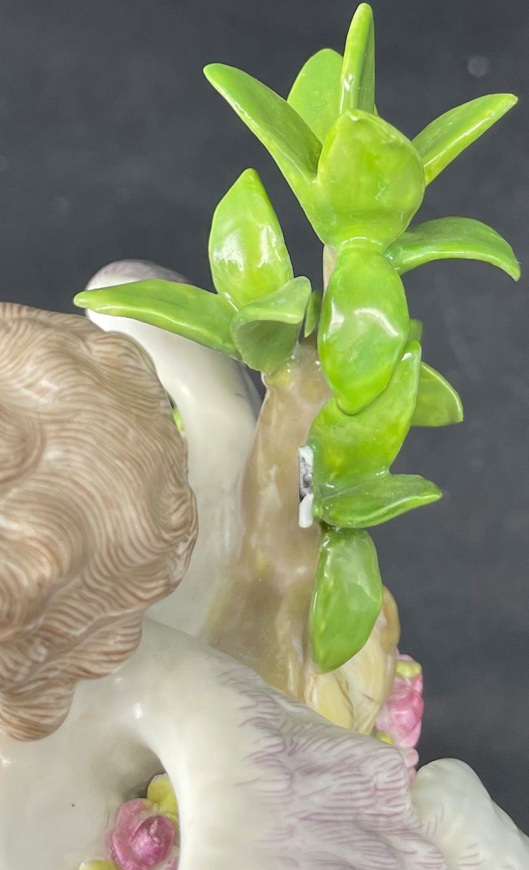 Zwei Porzellan-Figuren: Meissen, Amor an Baumstamm mit Blättern und Blumen, Schwertermarke Meißen, - Image 2 of 3