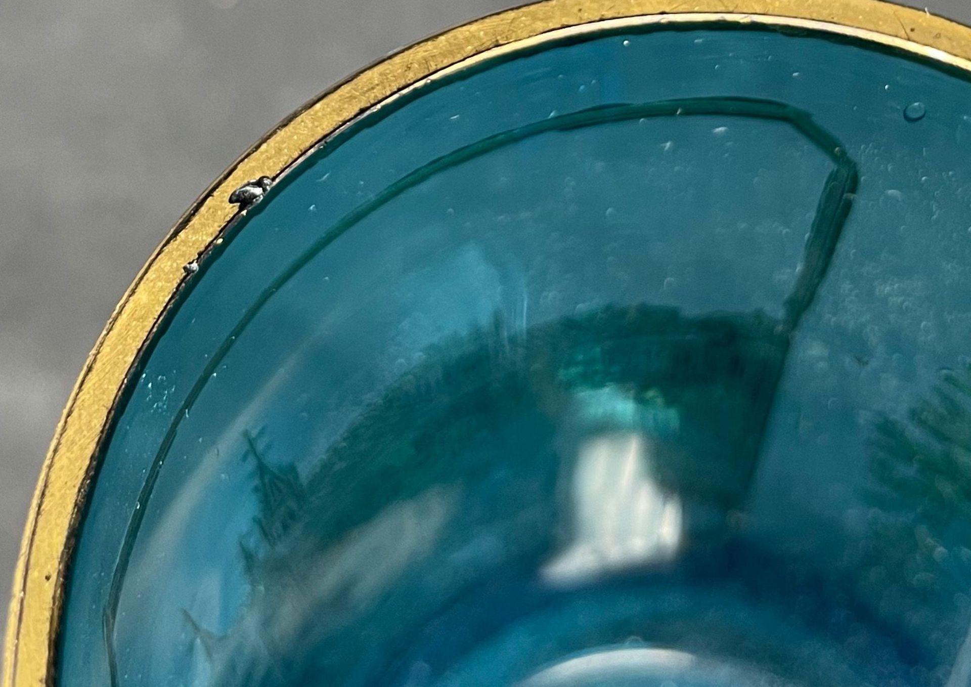 Konvolut Gläser, 19./20. Jh.: weißes Glas mit blauen und gelben Akzenten, Schliffdekor, H.12,5 cm; - Bild 2 aus 3