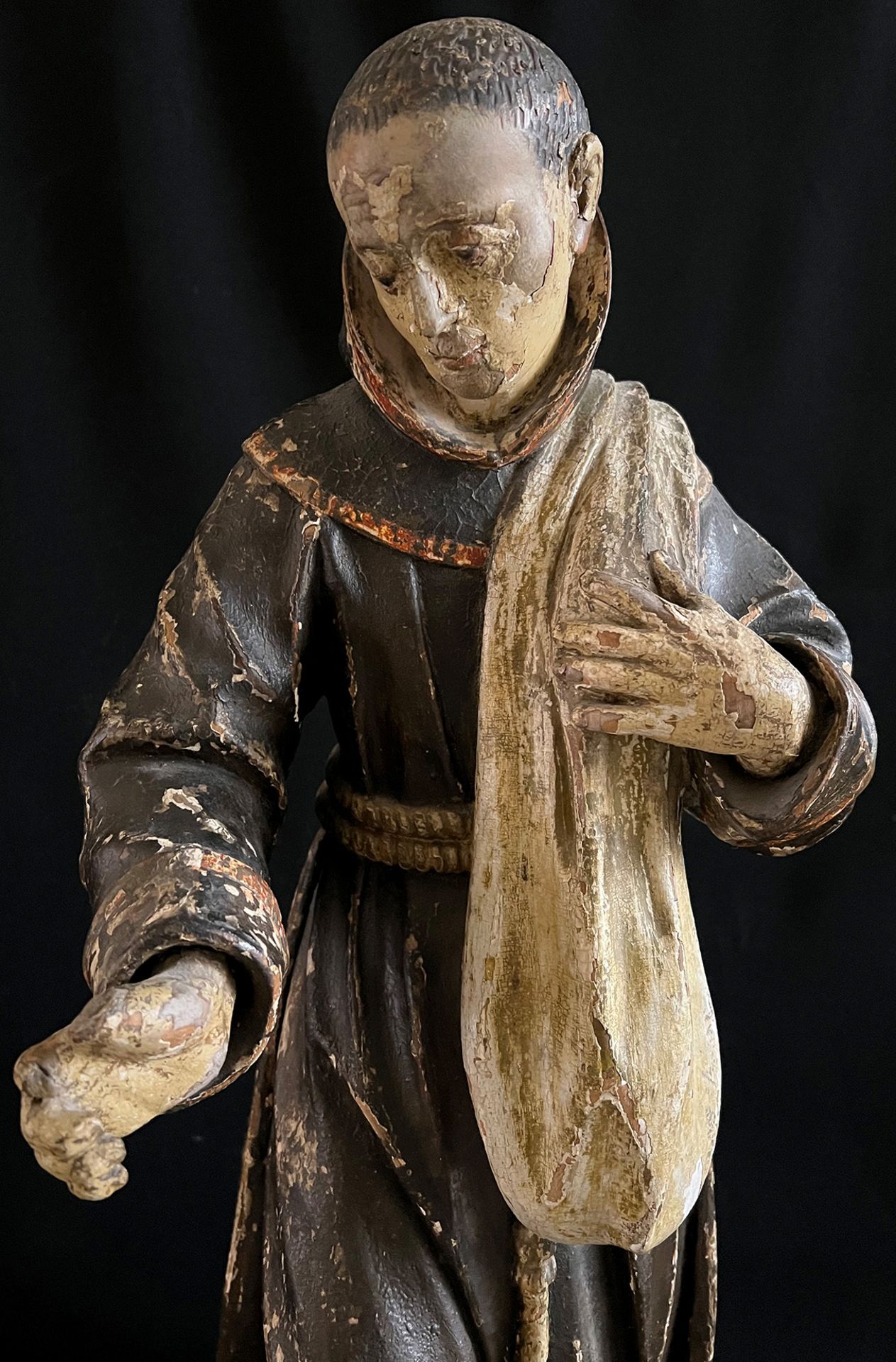 Süddeutsch, 18./19. Jh. Jugendlicher Mönch mit schwarzer Kutte, herabhängender Kordel und einem - Image 4 of 4