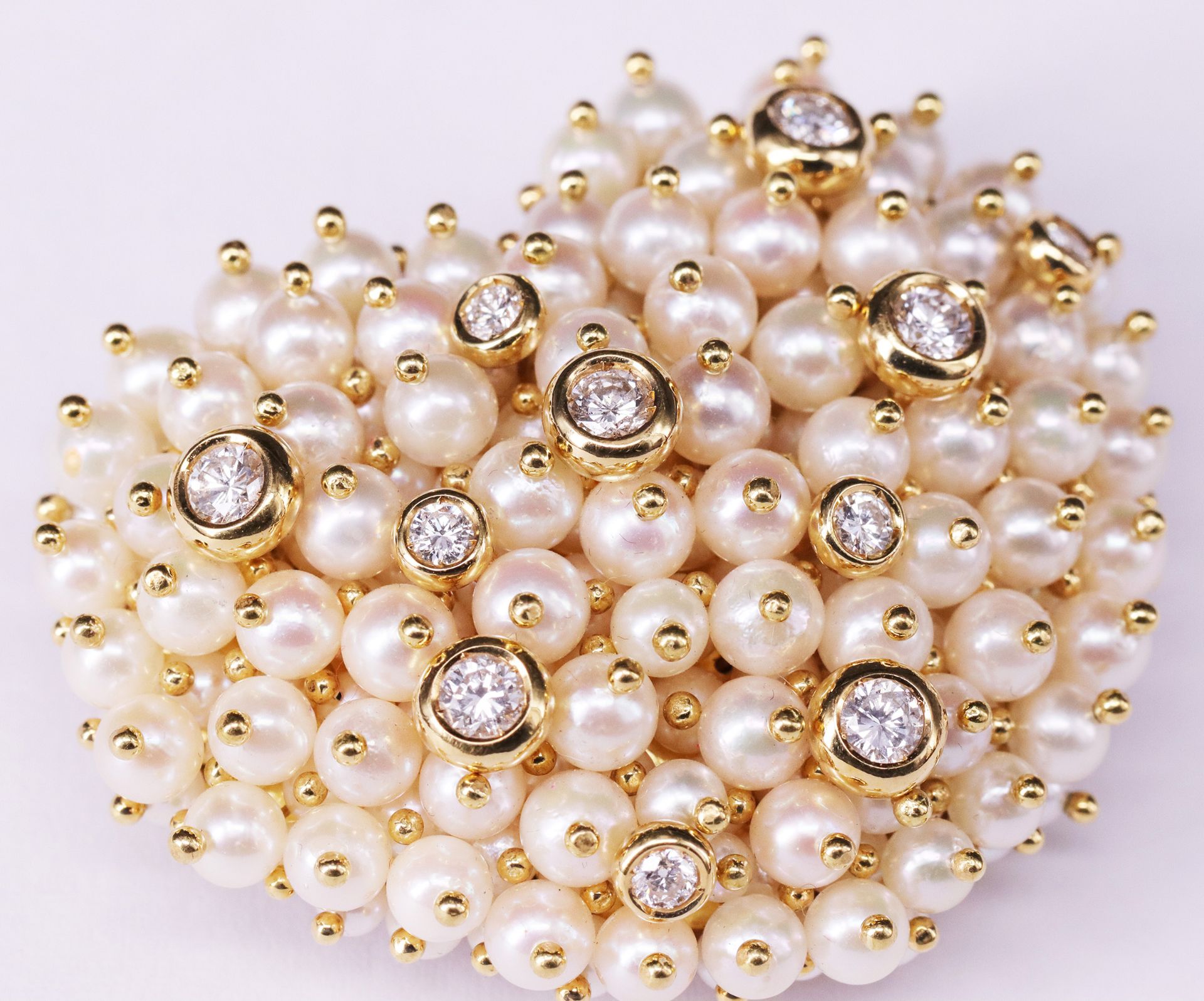 Herz als Brosche mit Zuchtperlen und Diamanten / heart shaped brooch set with pearls and diamonds.