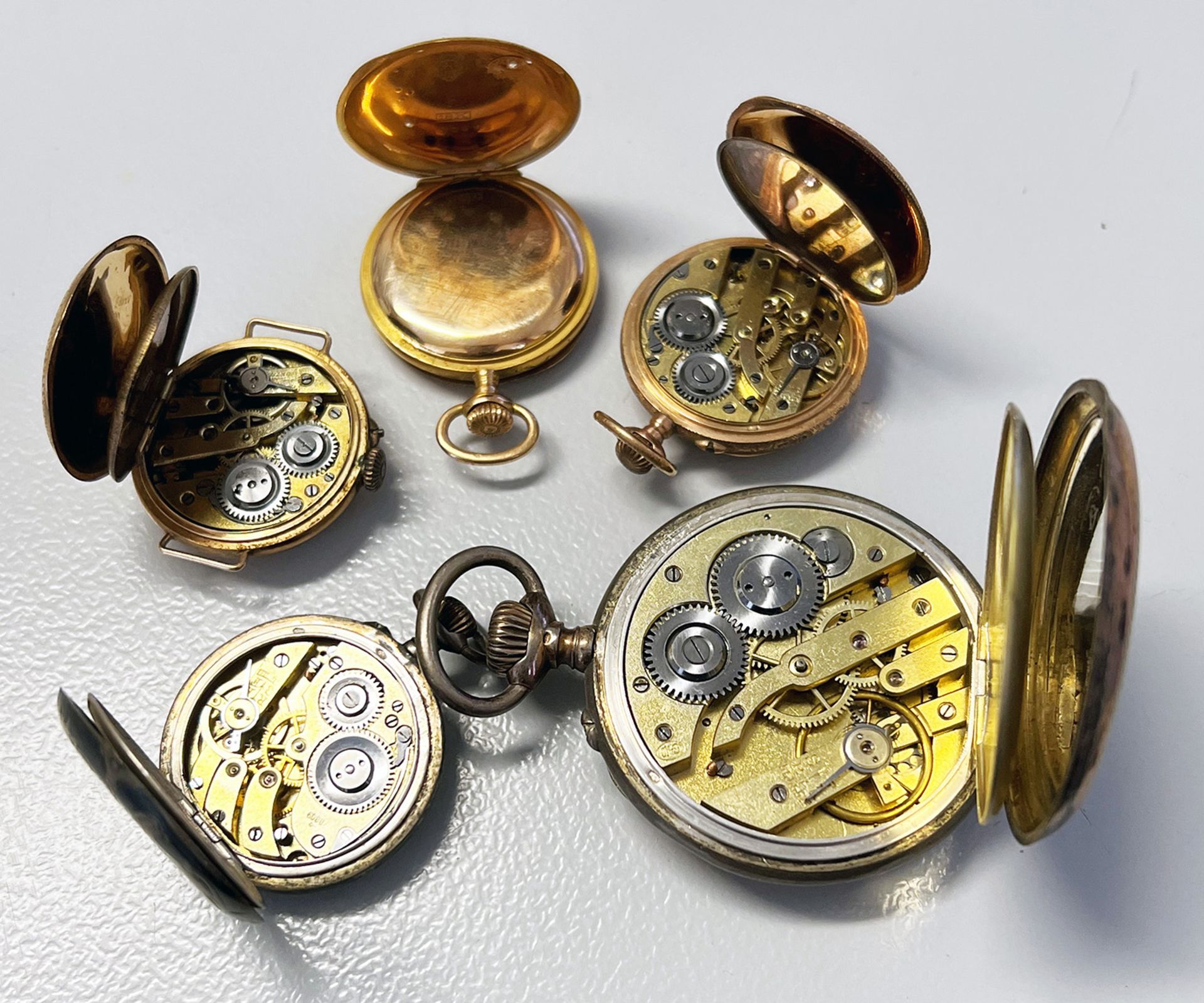 Konvolut von fünf Taschenuhren und einer Uhrenkette: Damentaschenuhr, 750er GG, rücks. kleine - Bild 3 aus 5