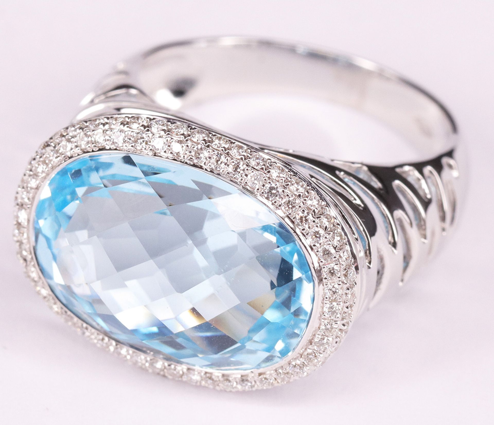 Zwei Damenringe mit hellblauem Topas: breiter Ring mit großem Stein und kleinen Brillianten, 750er - Image 10 of 12