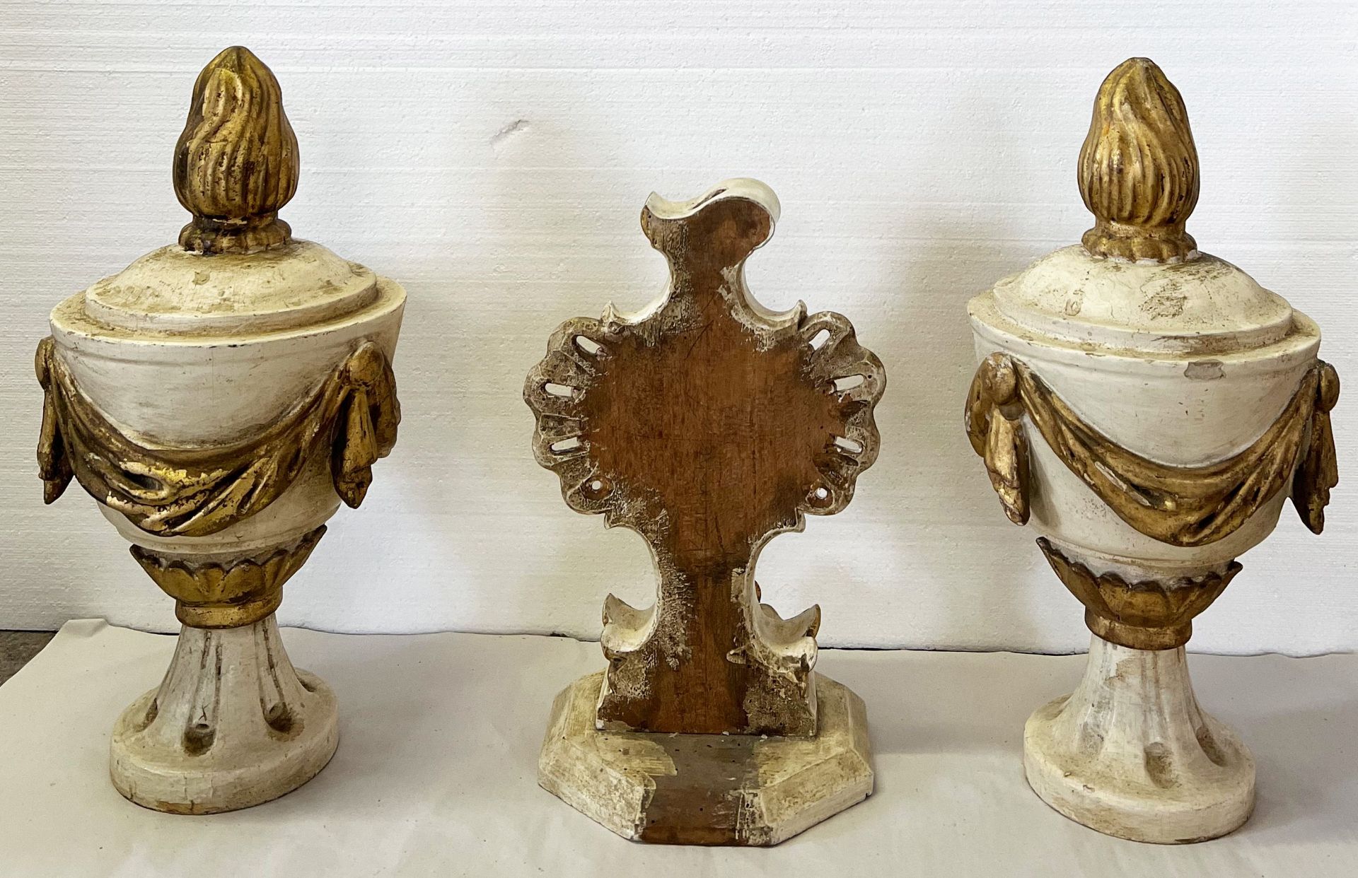 3 Altarvasen/ altar vases. Franken, barock und später, klassizistisch. 18. Jh./19. Jh., Holz, farbig - Bild 2 aus 3