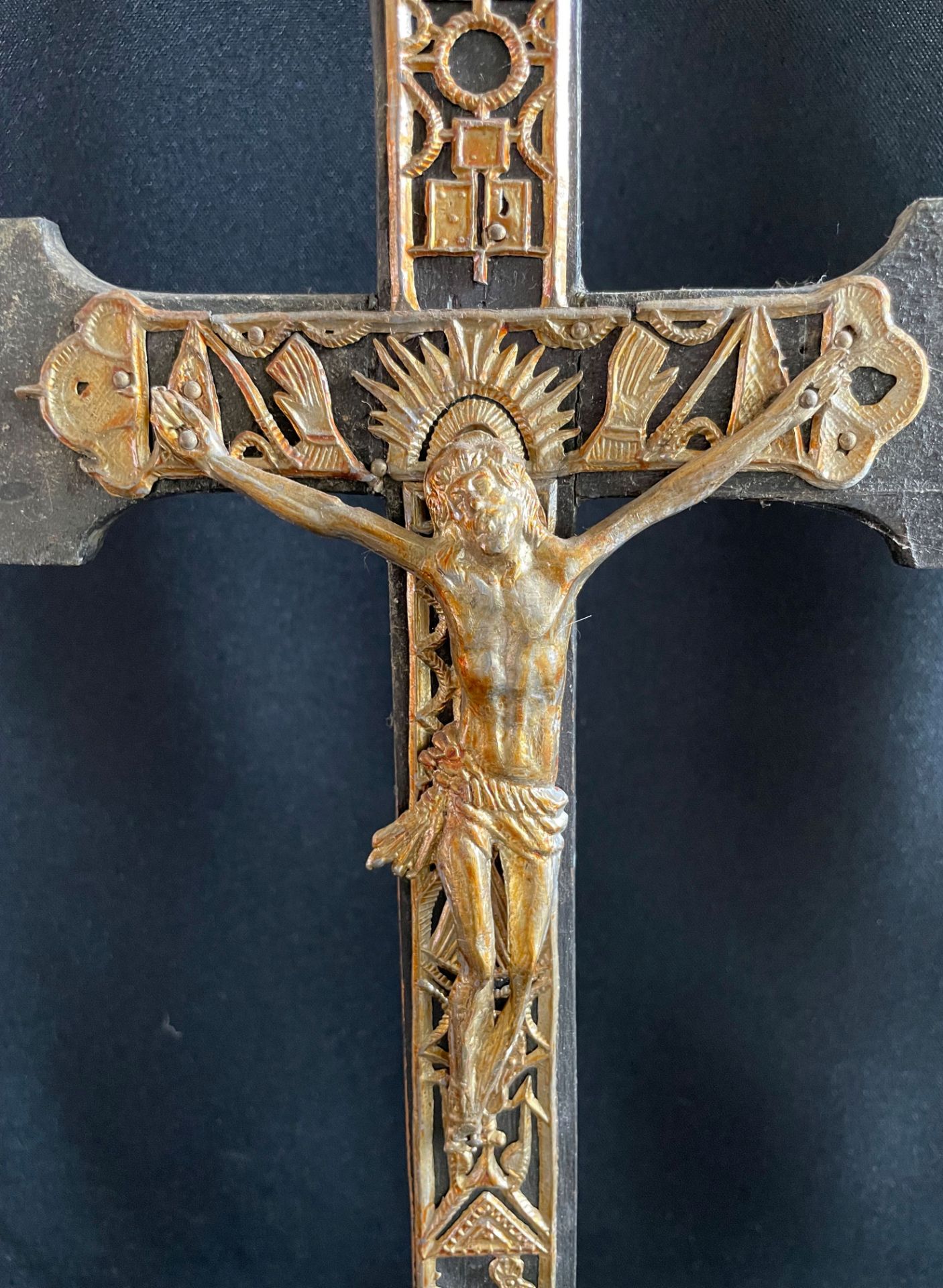 Kruzifix auf Sockel, süddeutsch., 19. Jh.: Holzkreuz mit farbiger Bemalung sowie feinen, goldenen - Image 2 of 3