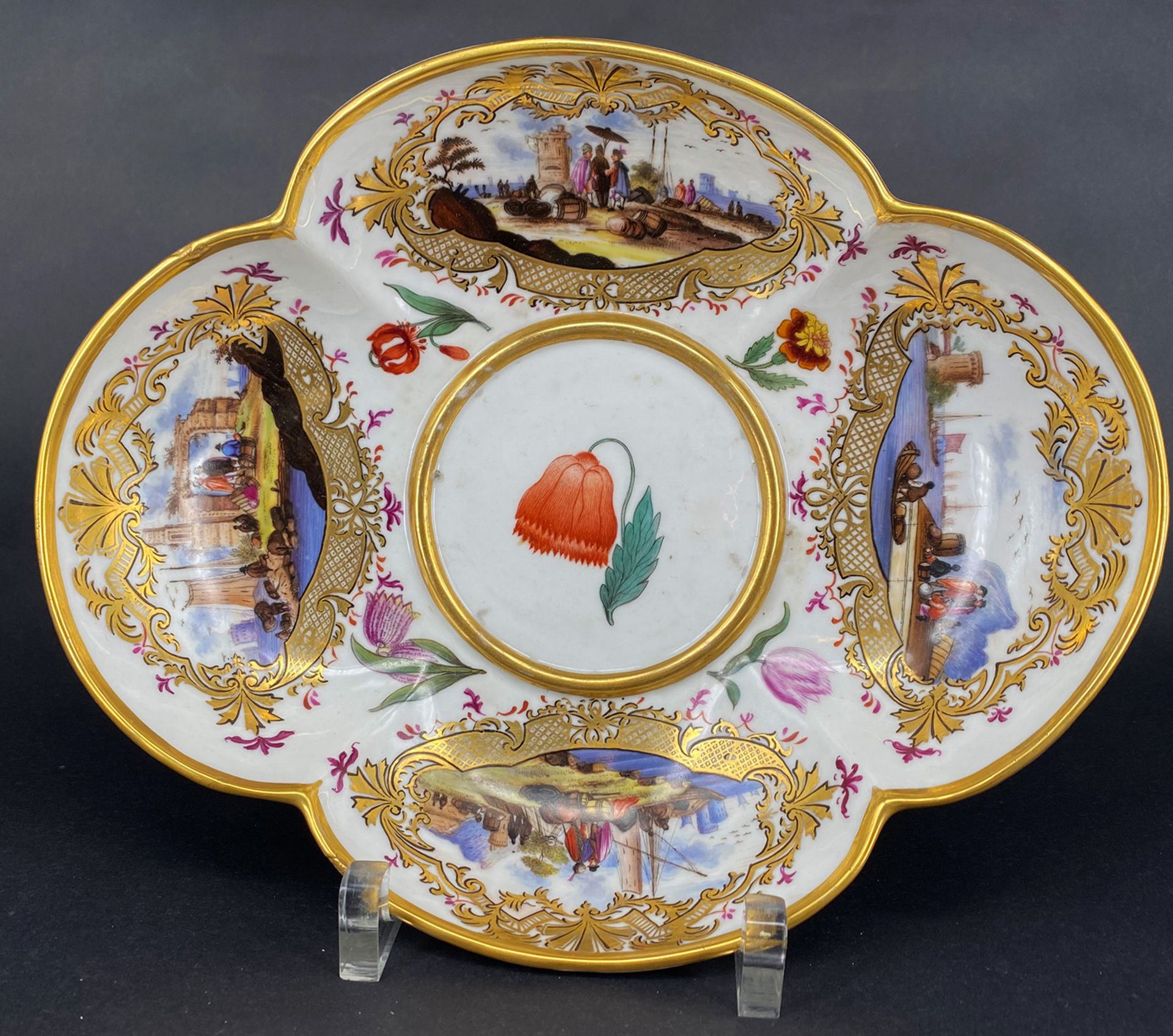 Meissen, Vierpass-Schale: oval-vierpassige Schale mit roter Blume im runden Spiegel, in den vier - Bild 2 aus 4