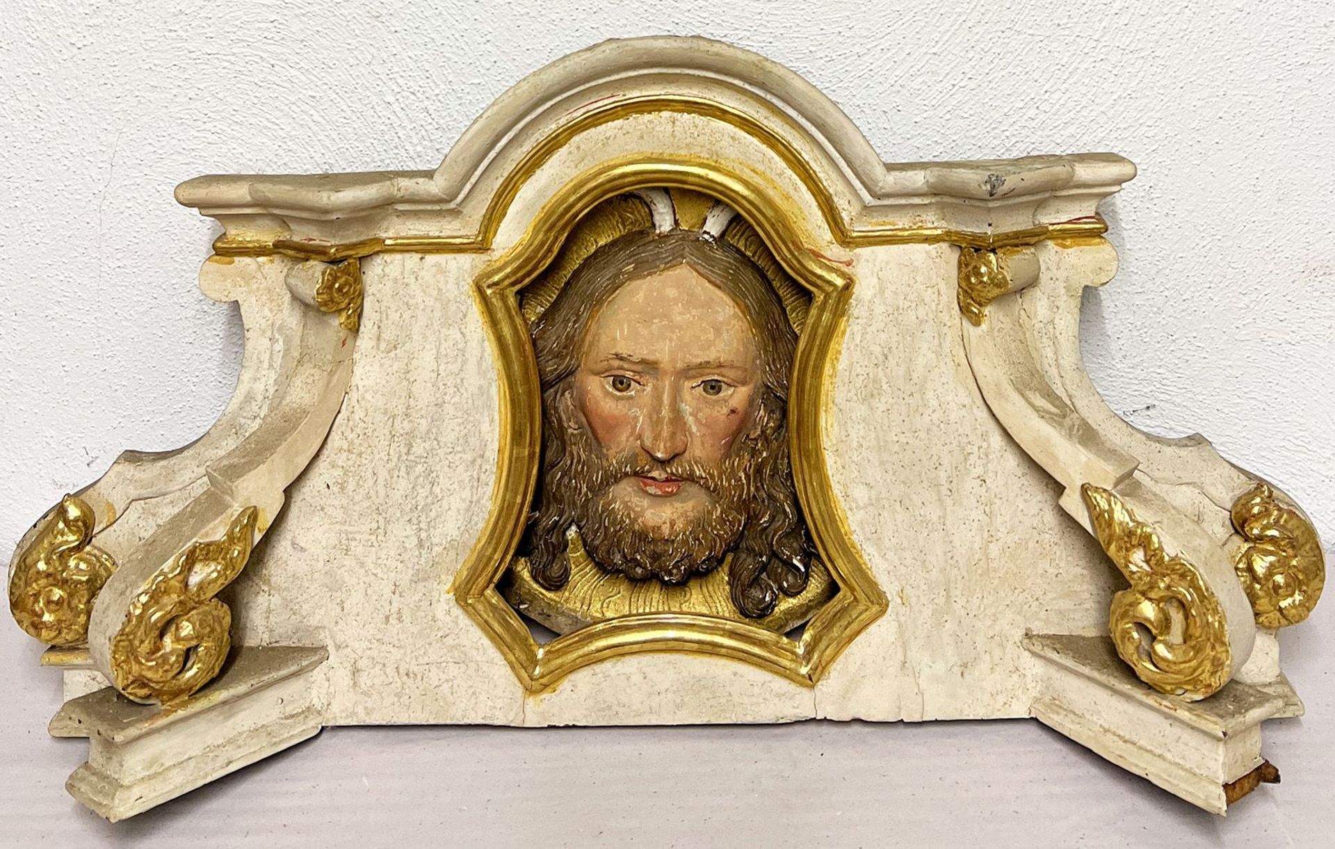 Prunkrahmen und Tondo eines Jesusreliefs/ decorative frame and tondo of a relief with the head of