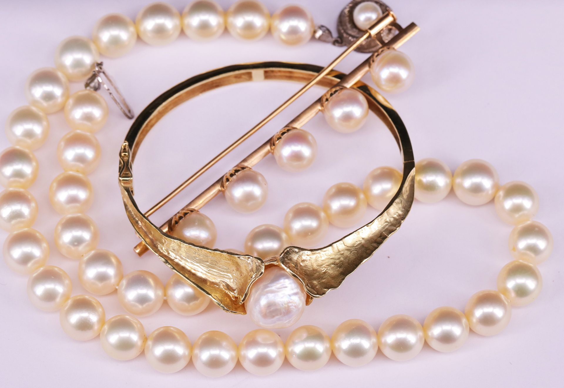 Set mit Perlen: Brosche, Armreif, Kette. Armreif, 585er GG, Handarbeit mit barocker Südseeperle,