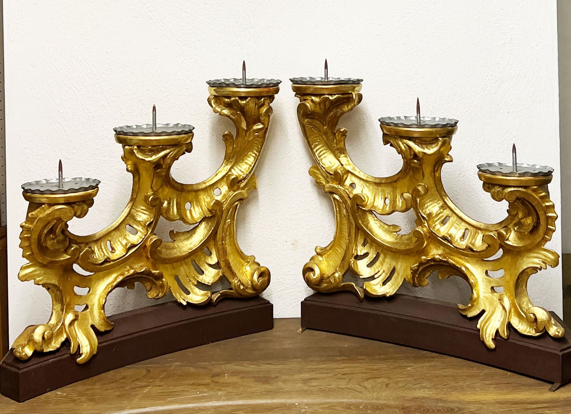 Paar je dreiflammige Leuchter/ a pair of chandeliers. Kunstharz, barocker Stil, H. 51 cm, B. 56 cm