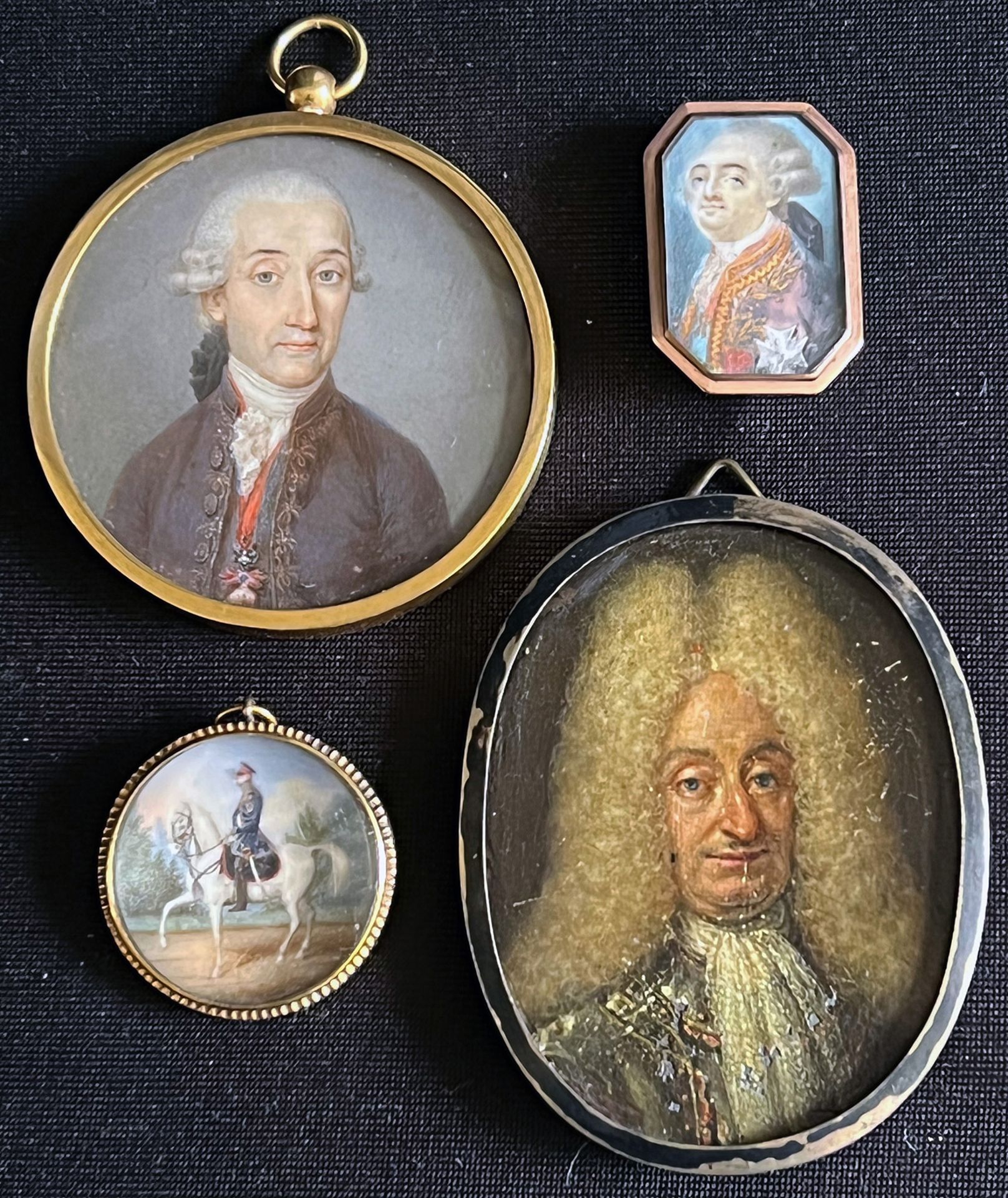 Konvolut mit vier Miniaturen, Ölmalereien: J. Kaltner, Portrait eines edlen Herren, signiert und