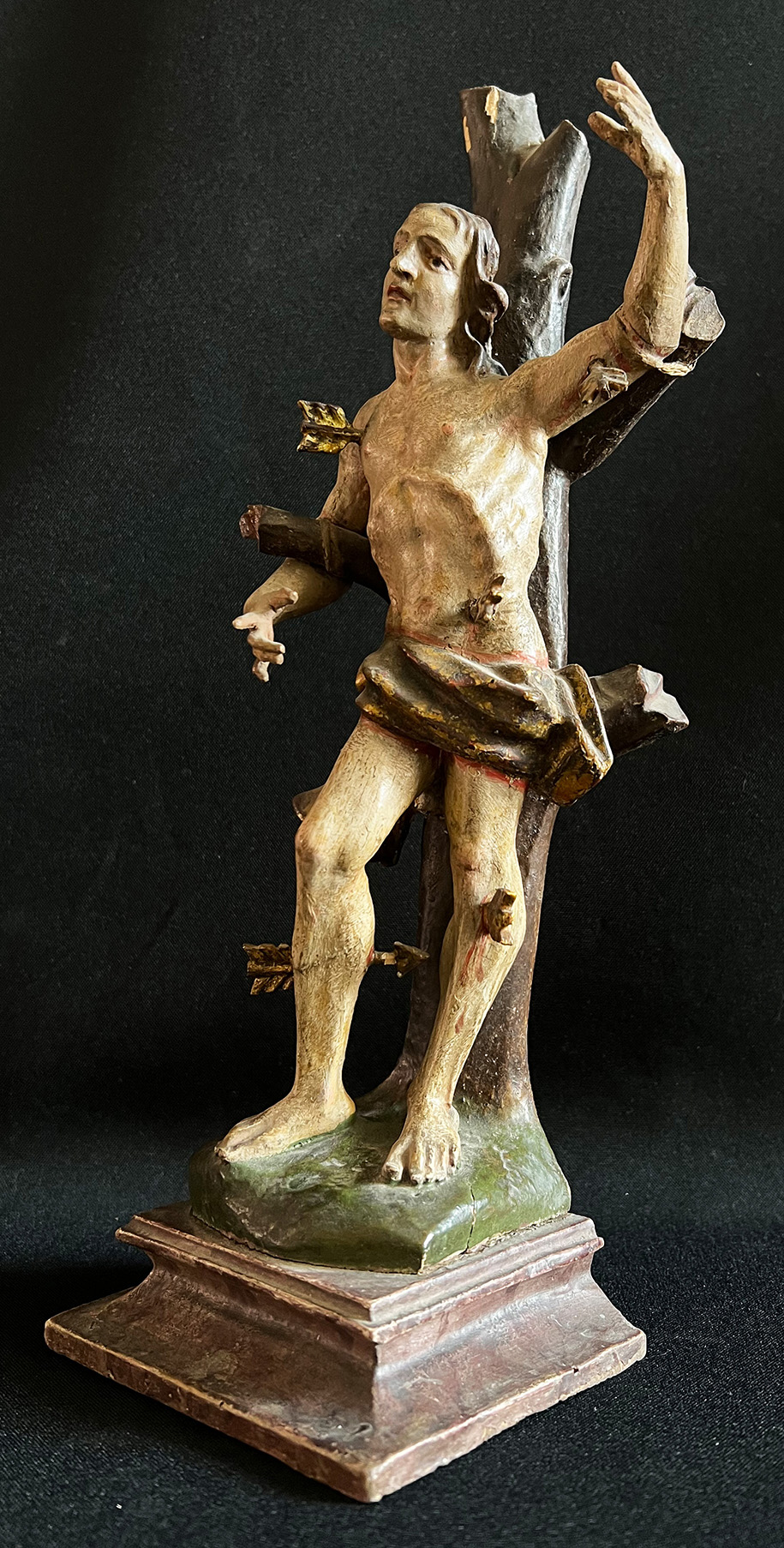 Konvolut aus vier Figuren: Hl. Sebastian an Baumstamm, 18. Jh., Holz mit Farbfassung, H. 32 cm; - Image 4 of 14