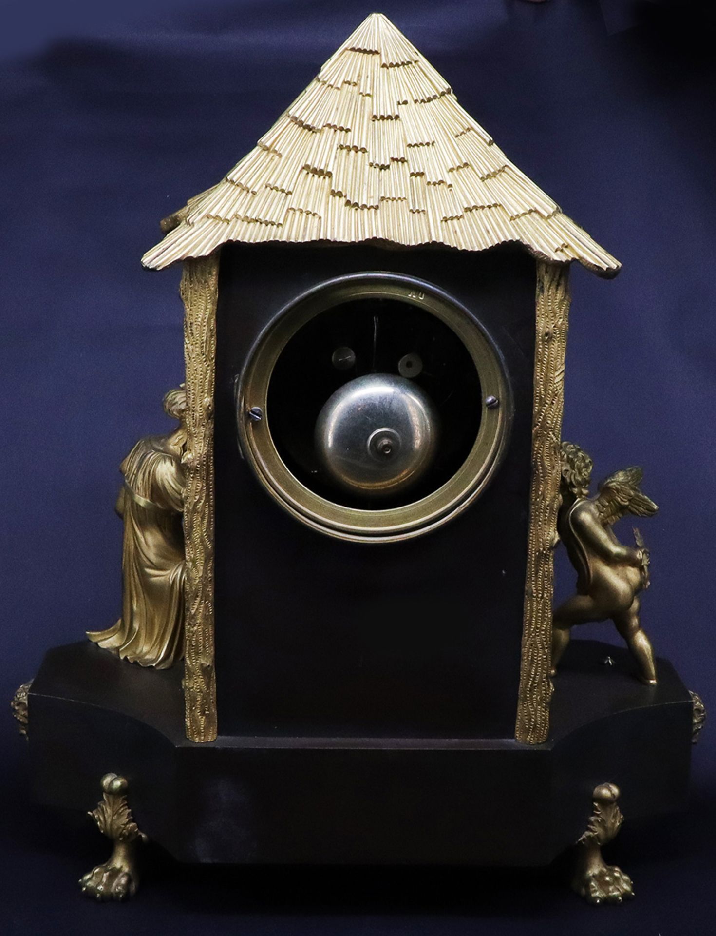 Kaminuhr Frankreich / Mantle clock, France. Um 1800, vergoldetes Bronzegehäuse auf vier Tierpranken. - Bild 5 aus 6