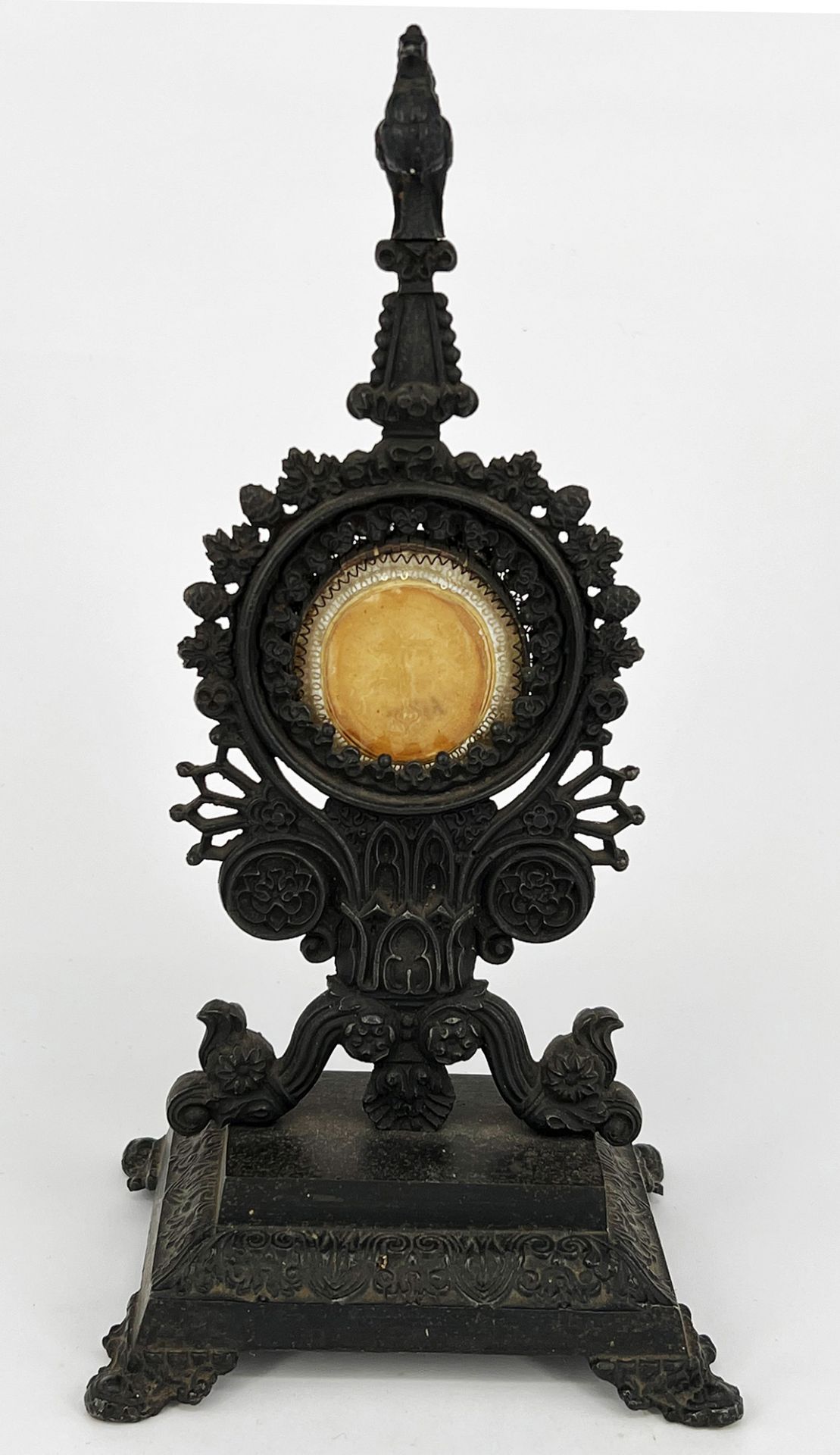 Monstranz / Monstrance. Um 1880, neogotischer Klein-Altar mit Hahn obenauf, mit Oblate, verso Kreuz,