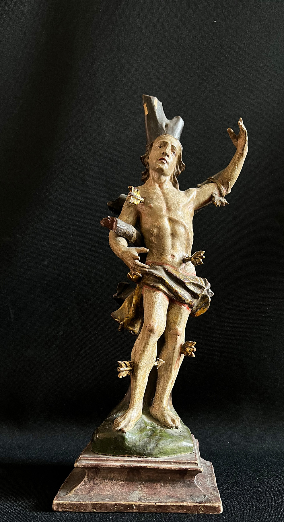 Konvolut aus vier Figuren: Hl. Sebastian an Baumstamm, 18. Jh., Holz mit Farbfassung, H. 32 cm; - Image 8 of 14