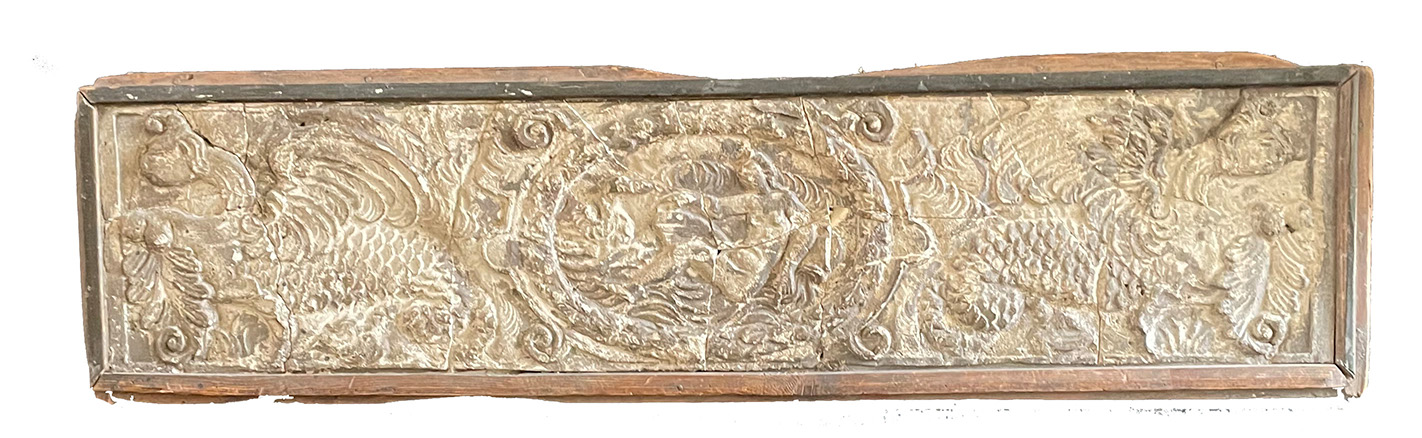 Italien, 16. Jh., Relief, Stuck, seitlich mit geschuppten Fabelwesen und im zentralen Oval einer