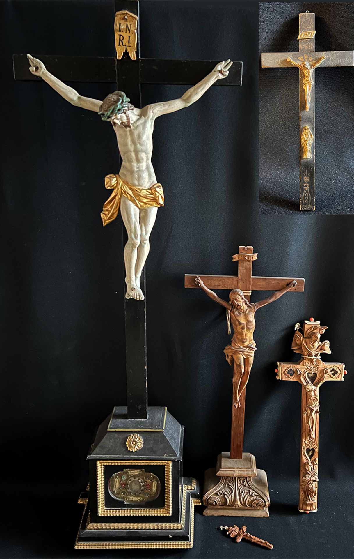 Konvolut Kruzifixe / collection of crucifixes. Teils frühes 19. Jh., bestehend aus: Standkreuz, im