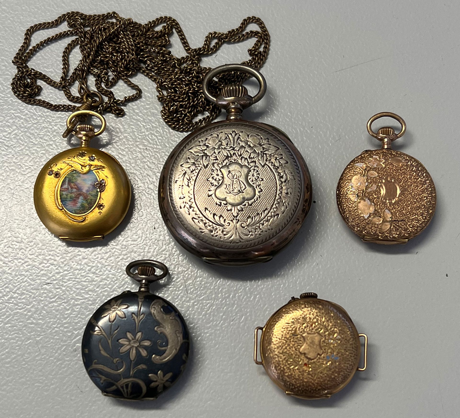 Konvolut von fünf Taschenuhren und einer Uhrenkette: Damentaschenuhr, 750er GG, rücks. kleine - Bild 2 aus 5