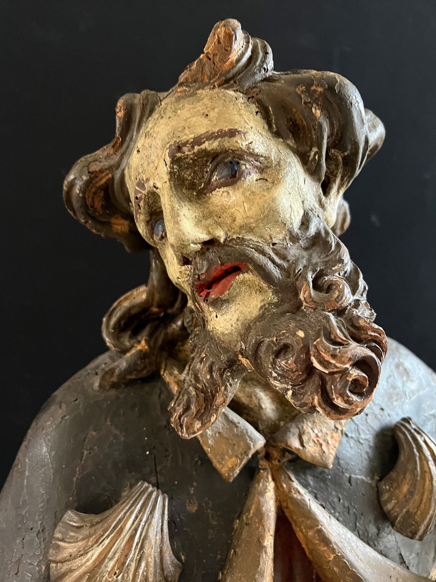 Hl. Rochus, 18. Jh., aus Holz geschnitzt mit farbiger Fassung. Der Heilige mit zwei Muscheln als - Bild 2 aus 6