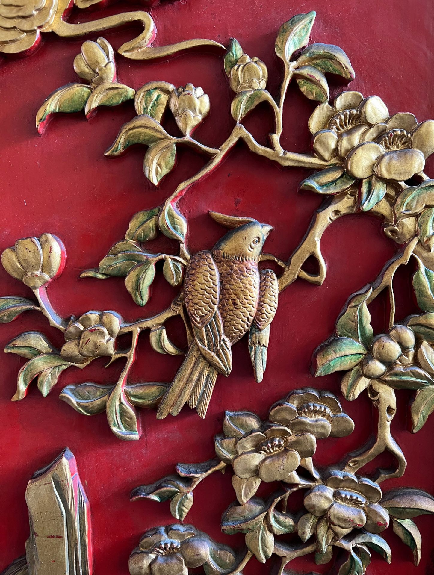 China, 19. Jh., Wandpaneele mit Blumen und Vögeln, Holz, geschnitzt, rotgrundig, vergoldet, - Image 7 of 8