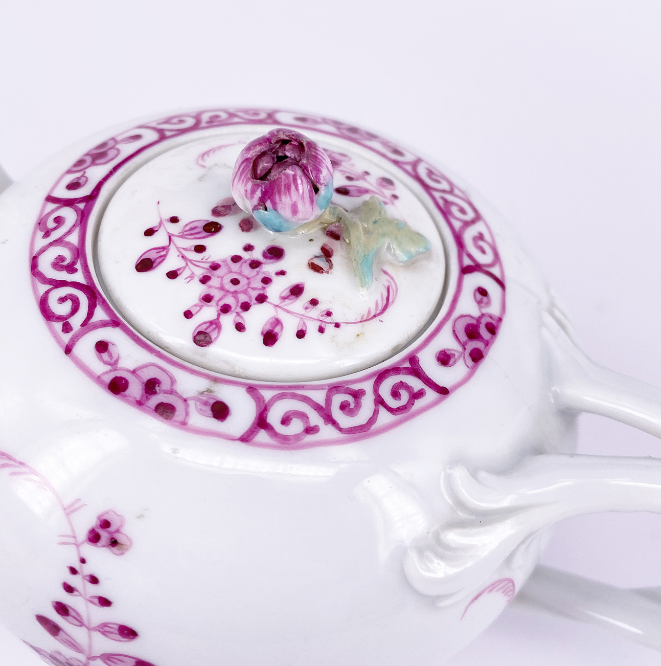 Meissen, Teekännchen: Kugeliger, nach unten leicht verjüngter Korpus mit blätterförmigem Henkel, - Image 2 of 4