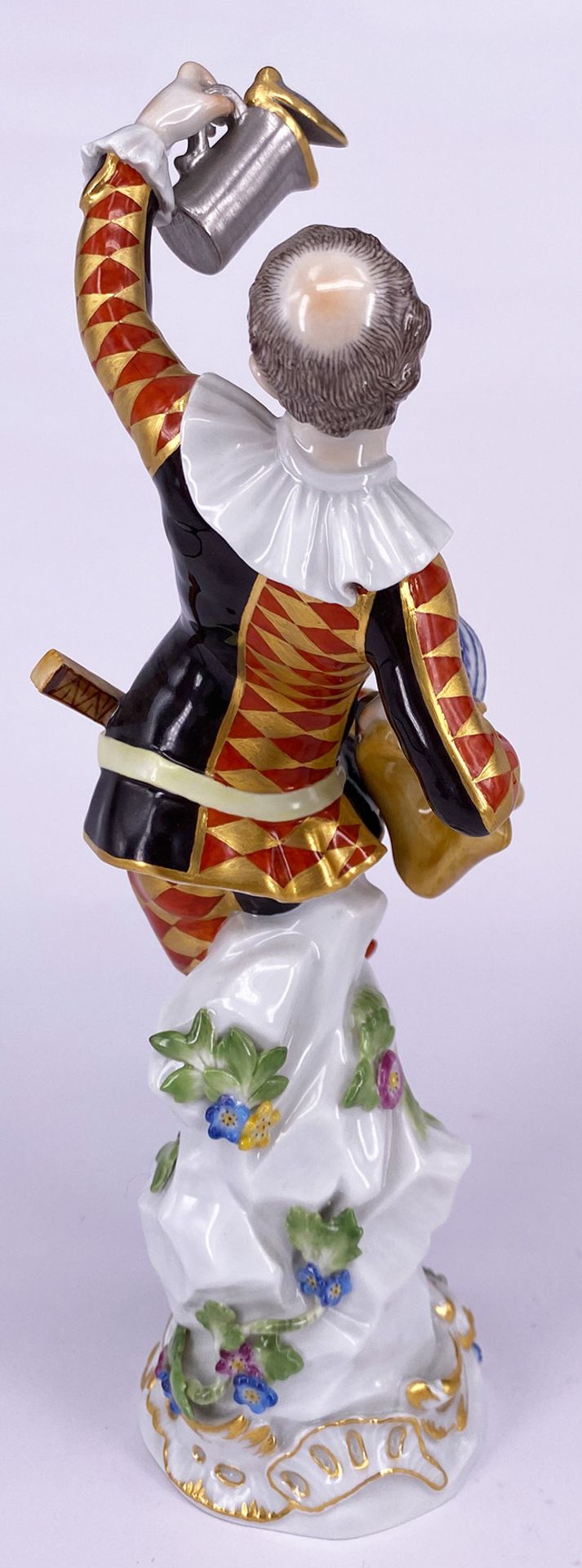 Meissen Figur "Harlekin mit Deckelkanne" aus der Serie "Commedia-dell' arte", farbig staffiert, - Bild 4 aus 9