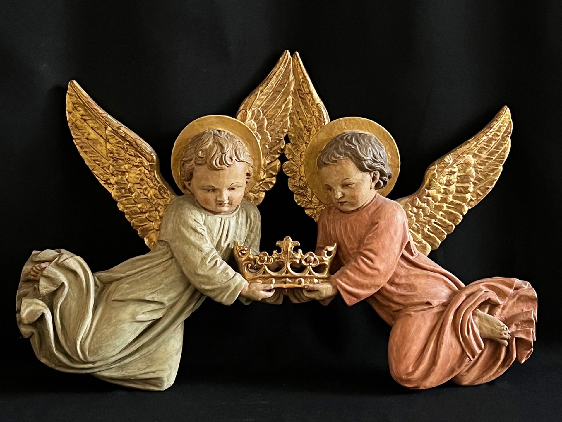 Relief eines schwebenden Engelspaars, das gemeinsam eine Krone hält / Relief of a pair of angels