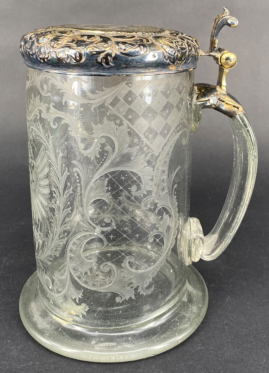 Barocker Walzenkrug, 18. Jh., Glaskrug mit Silberdeckel, innen vergoldet: zylindrischer, farbloser