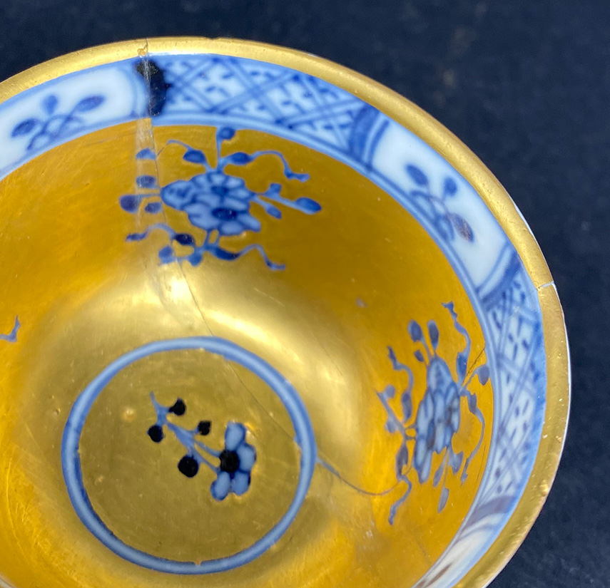 Meissen, drei Tassen mit Goldfond: Tasse und Untertasse mit galanten Paaren in Camaieu-Purpur- - Image 3 of 3