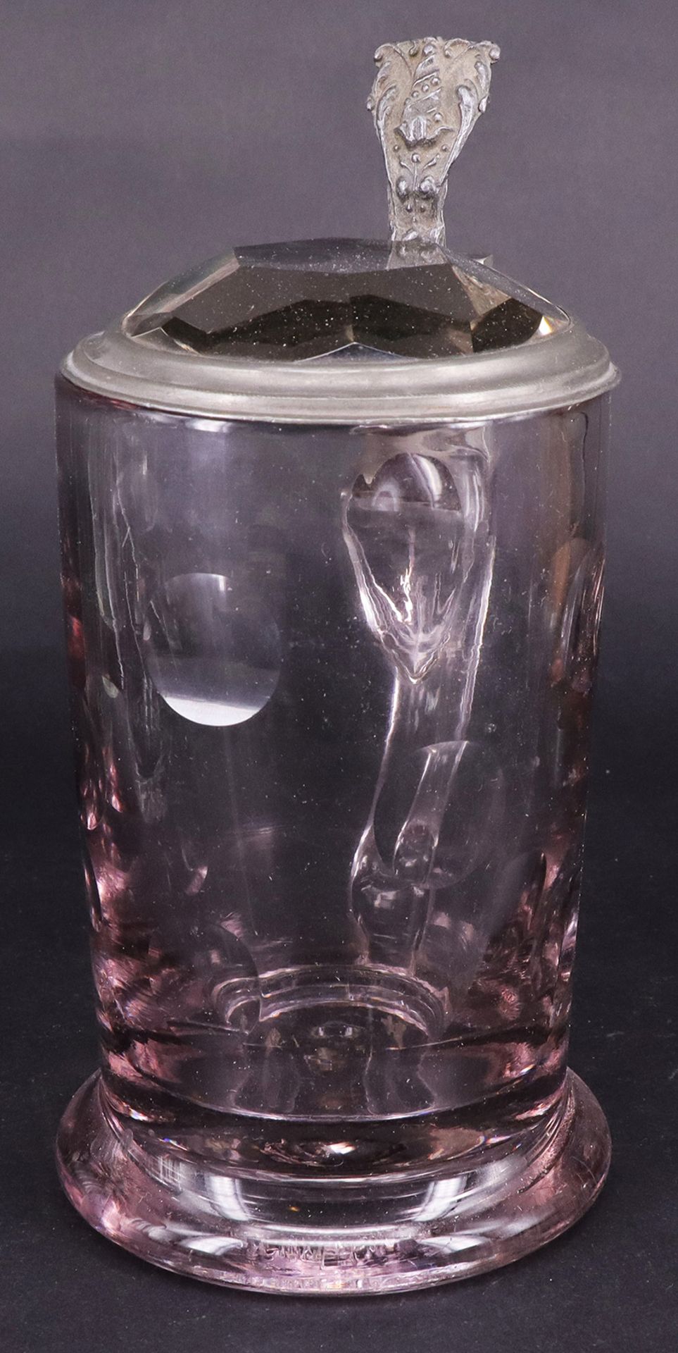 Konvolut aus vier Krügen, Glas und Holz, um 1800: Glaskrug aus helllila Glas mit Schliffdekor, - Image 10 of 17