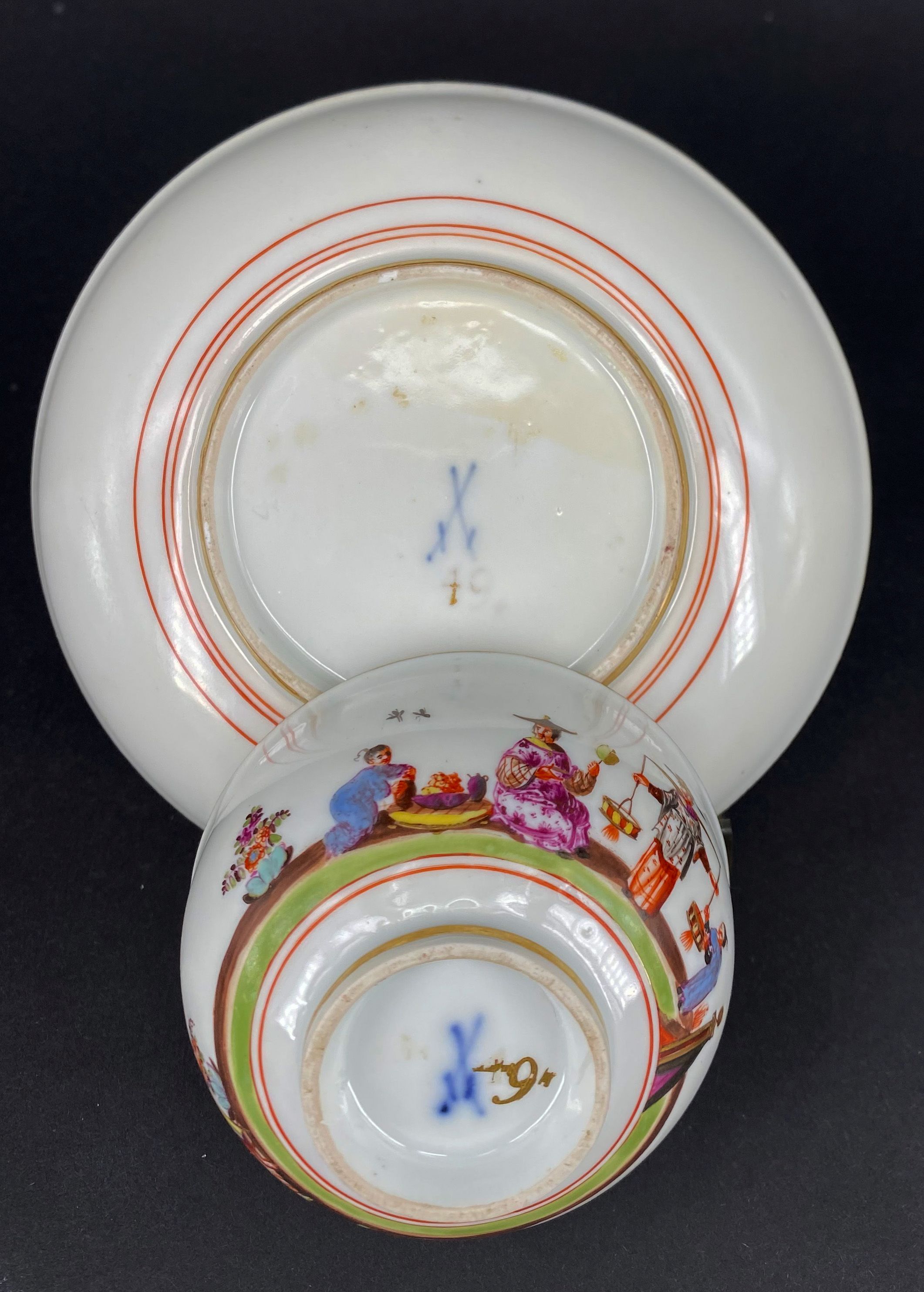 Meissen, Koppchen und Unterschale mit Hoeroldt-Chinoiserien, um 1735/40, um die Wandung, in Fond und - Image 6 of 6